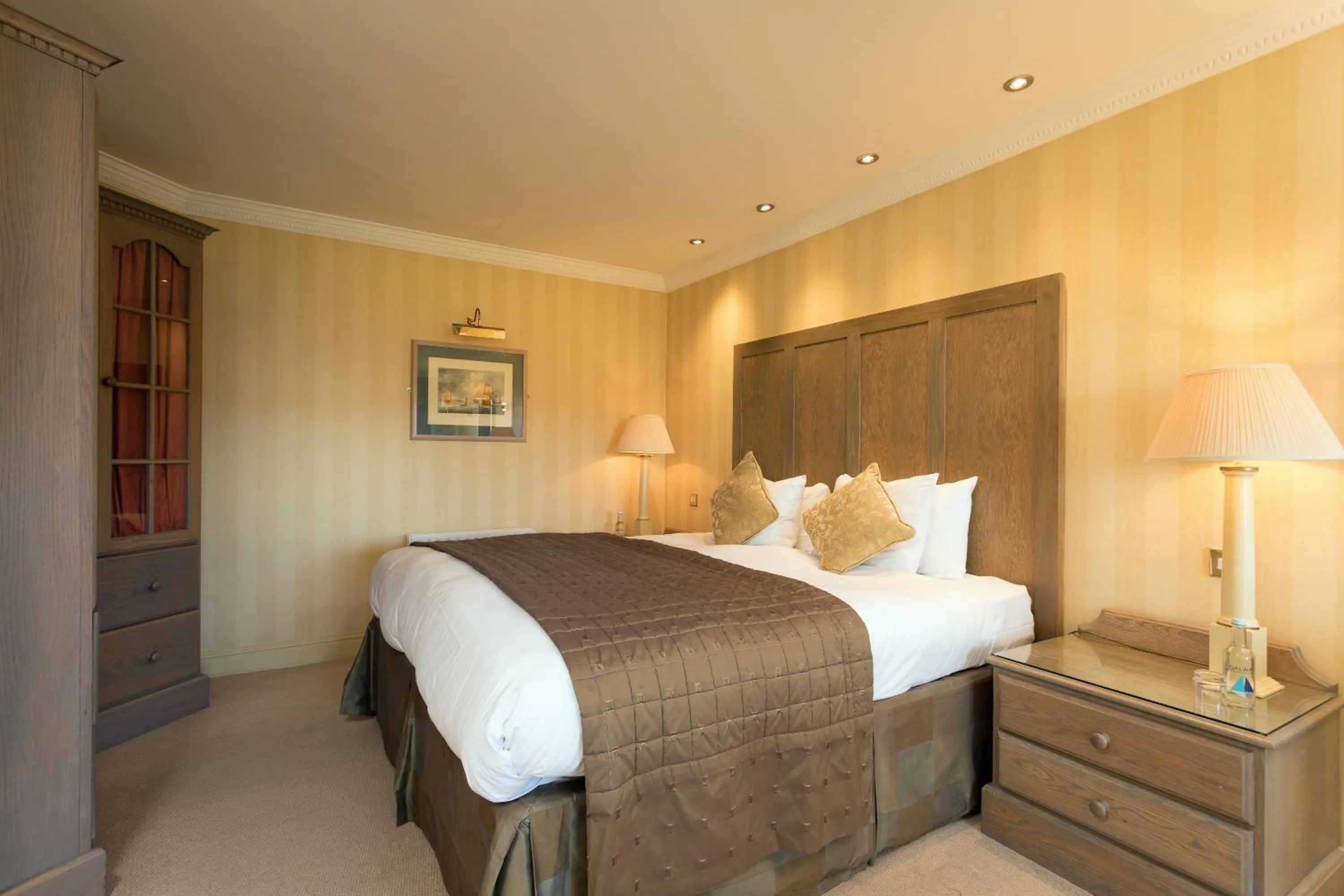 Bedroom, Bed in Connemara Coast Hotel