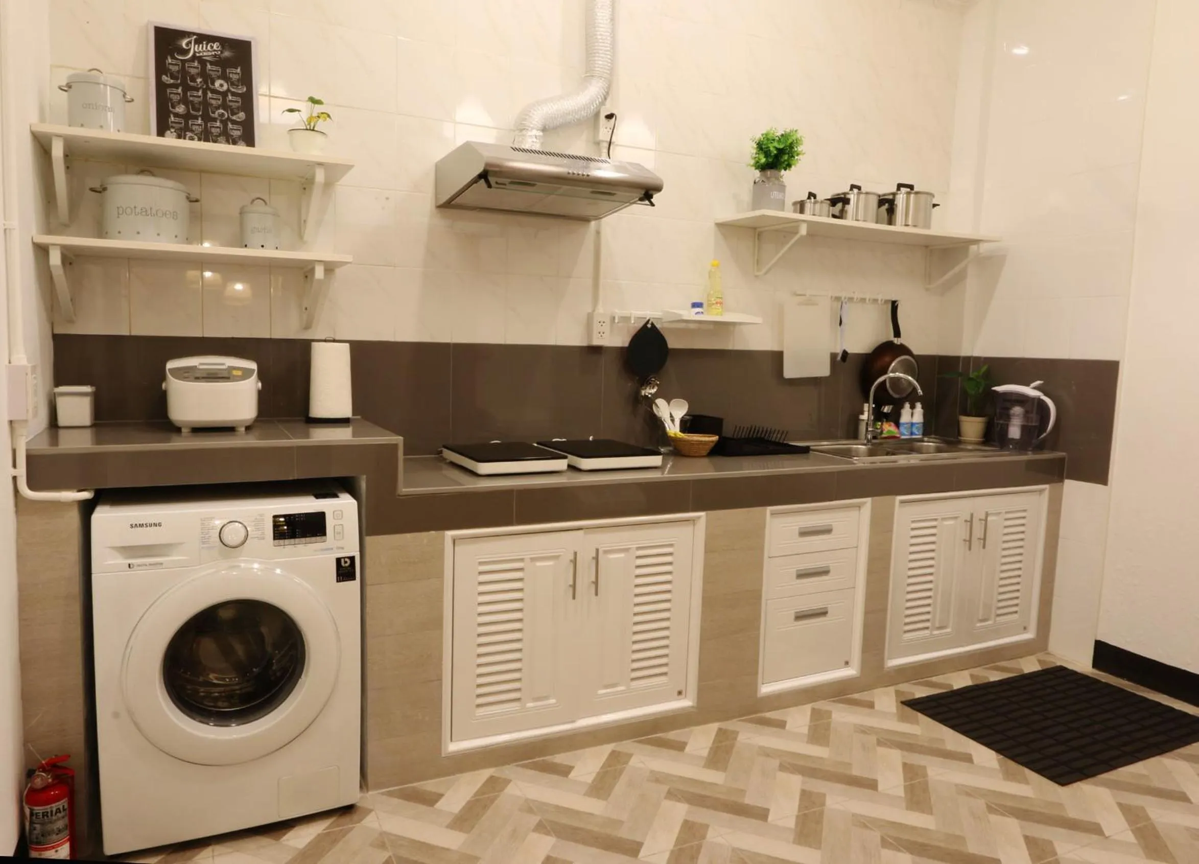 Kitchen or kitchenette in Neveu Premier Residence : Ratchada