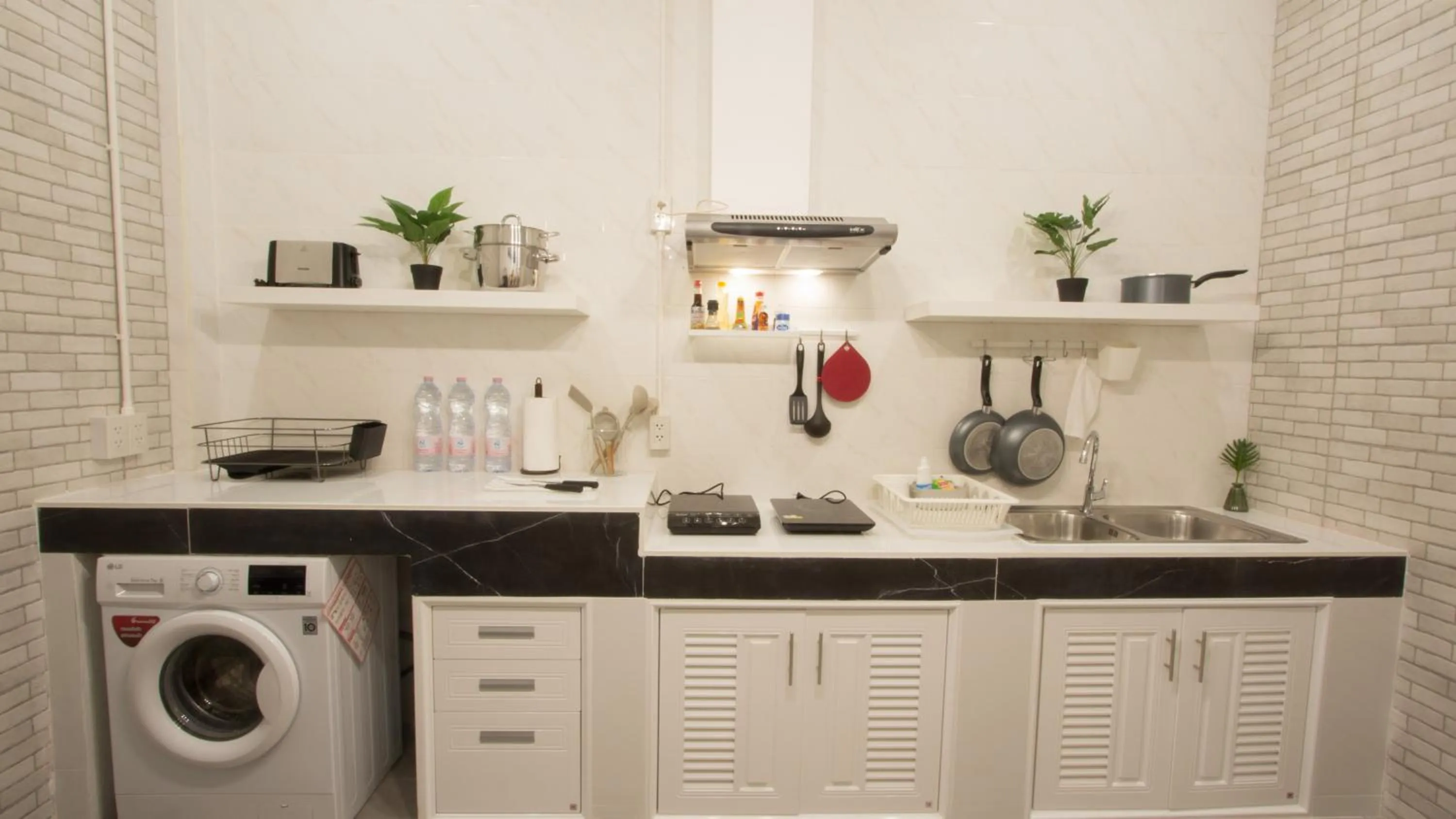 Kitchen or kitchenette in Neveu Premier Residence : Ratchada