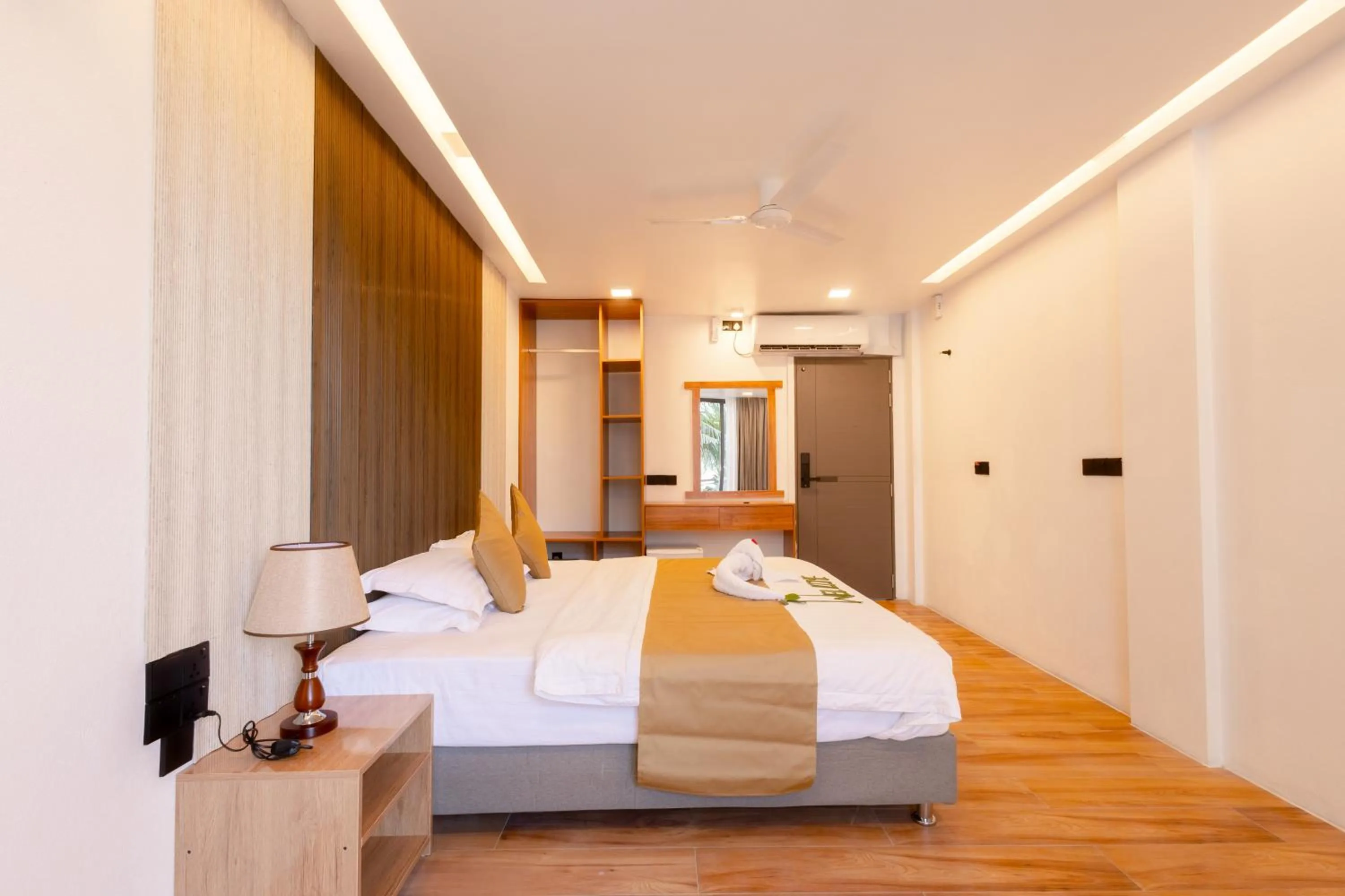 Bed in Shallow Lagoon Rasdhoo