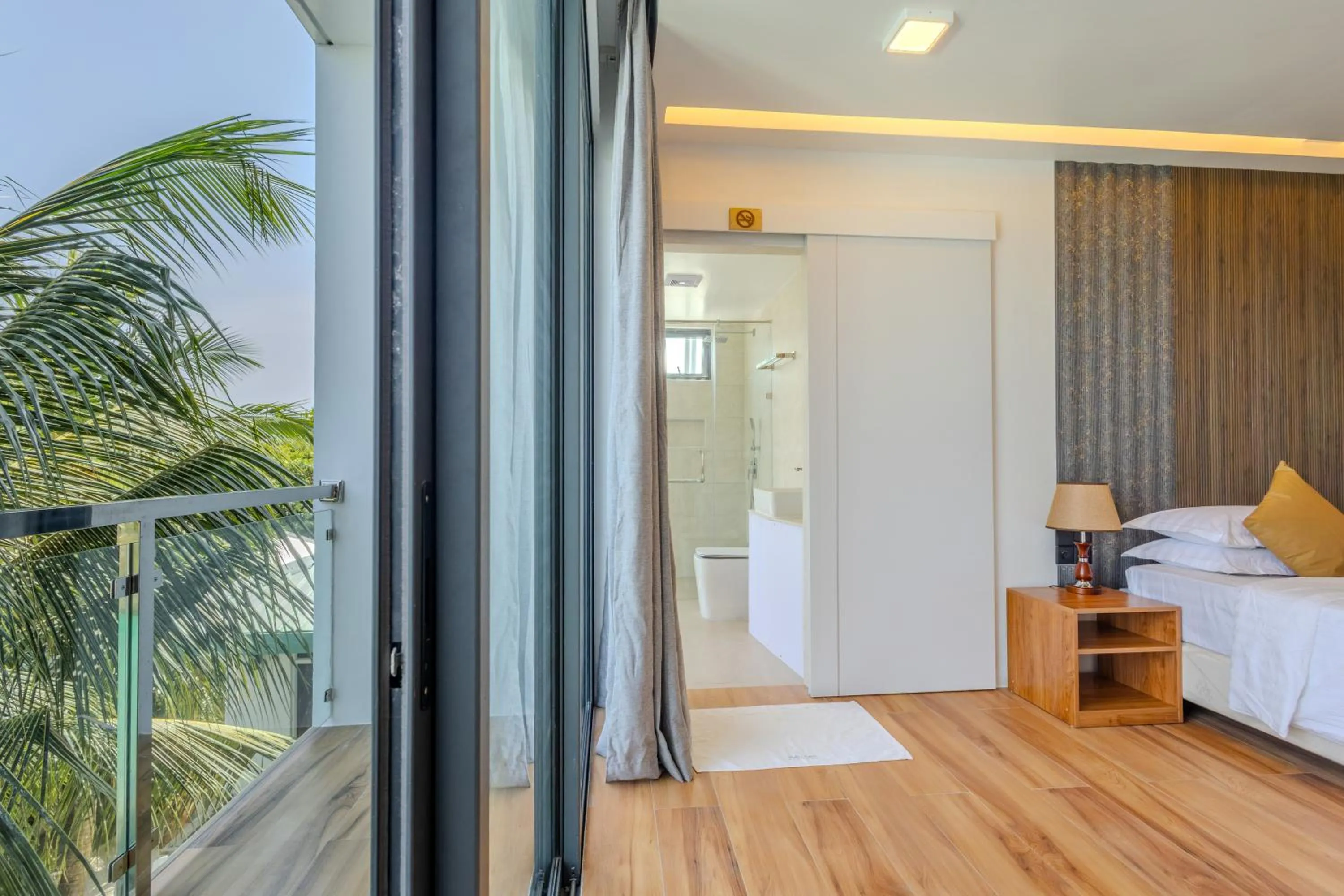 Bed in Shallow Lagoon Rasdhoo