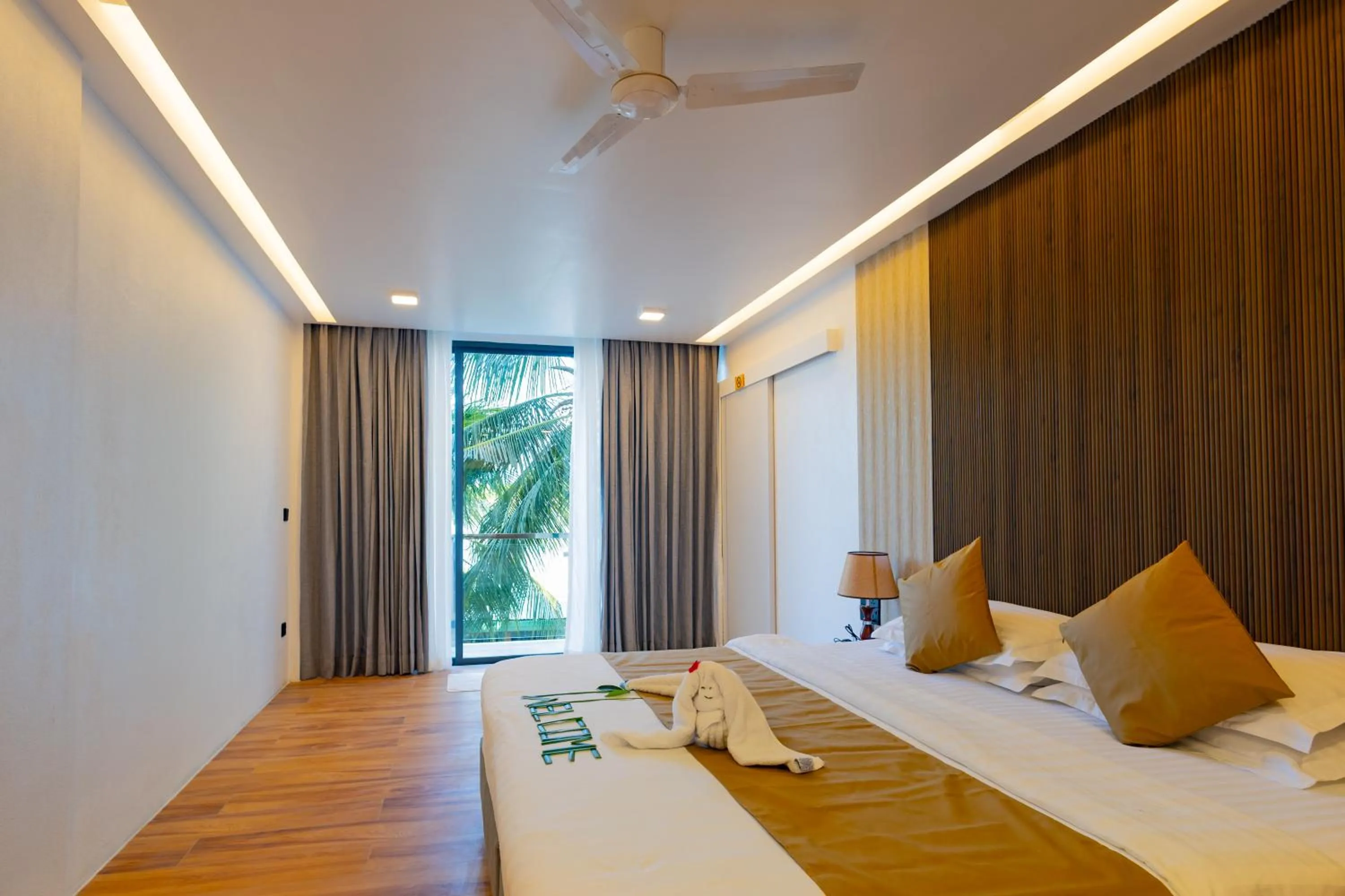 Bed in Shallow Lagoon Rasdhoo