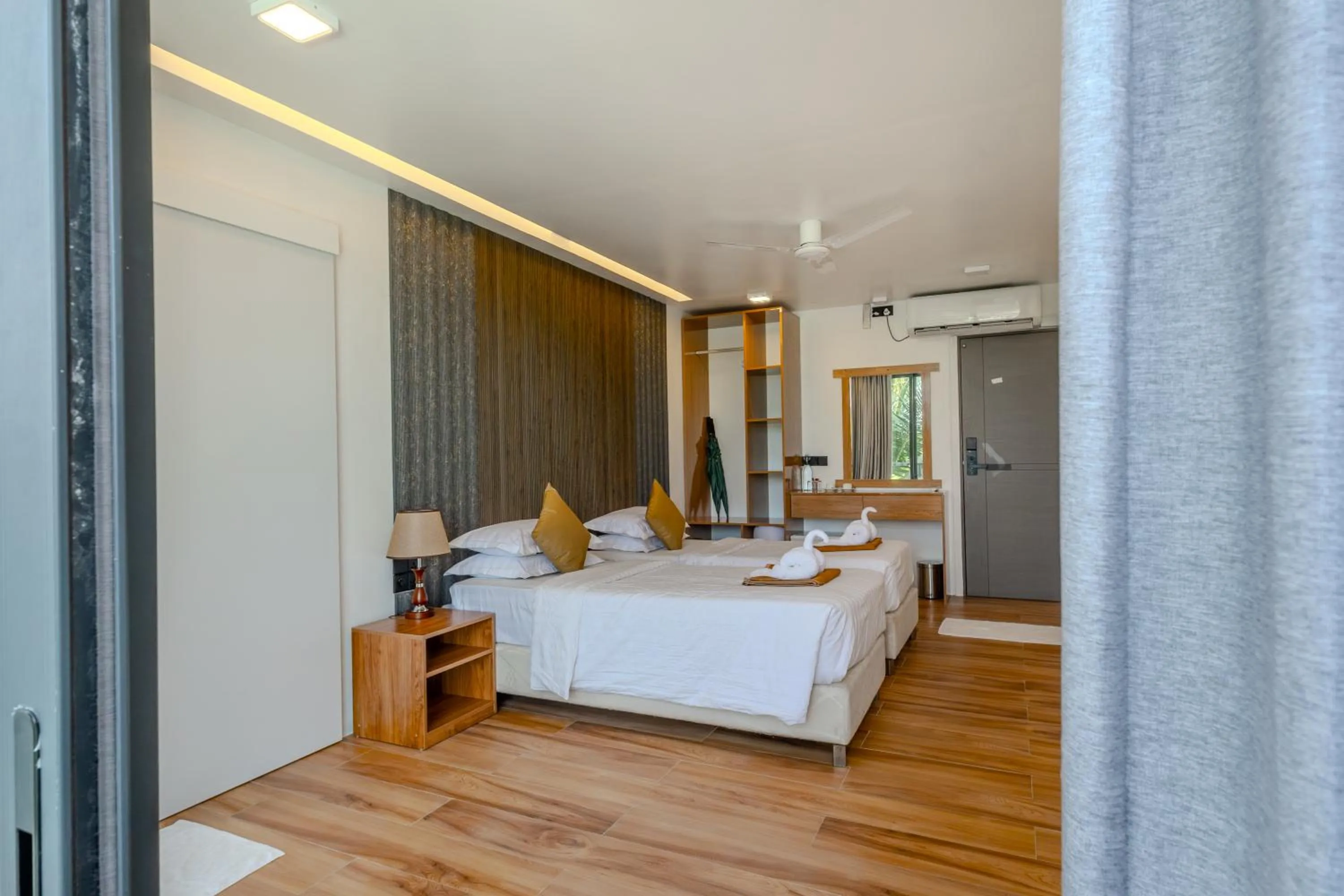 Photo of the whole room, Bed in Shallow Lagoon Rasdhoo