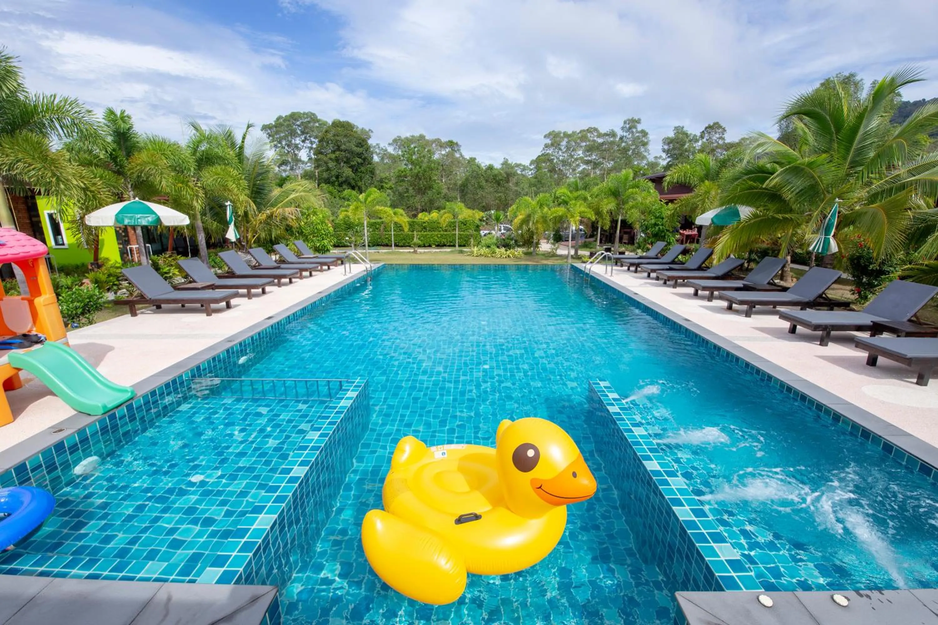 Swimming pool in Siri Lanta Resort