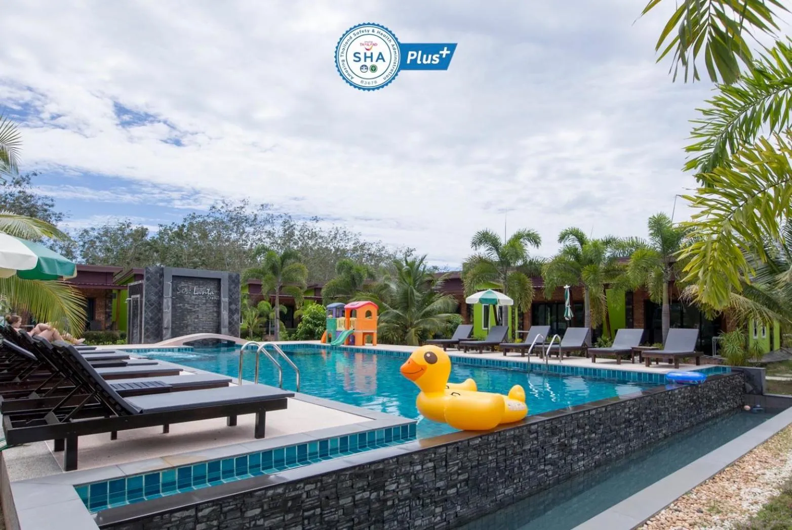 Swimming pool in Siri Lanta Resort