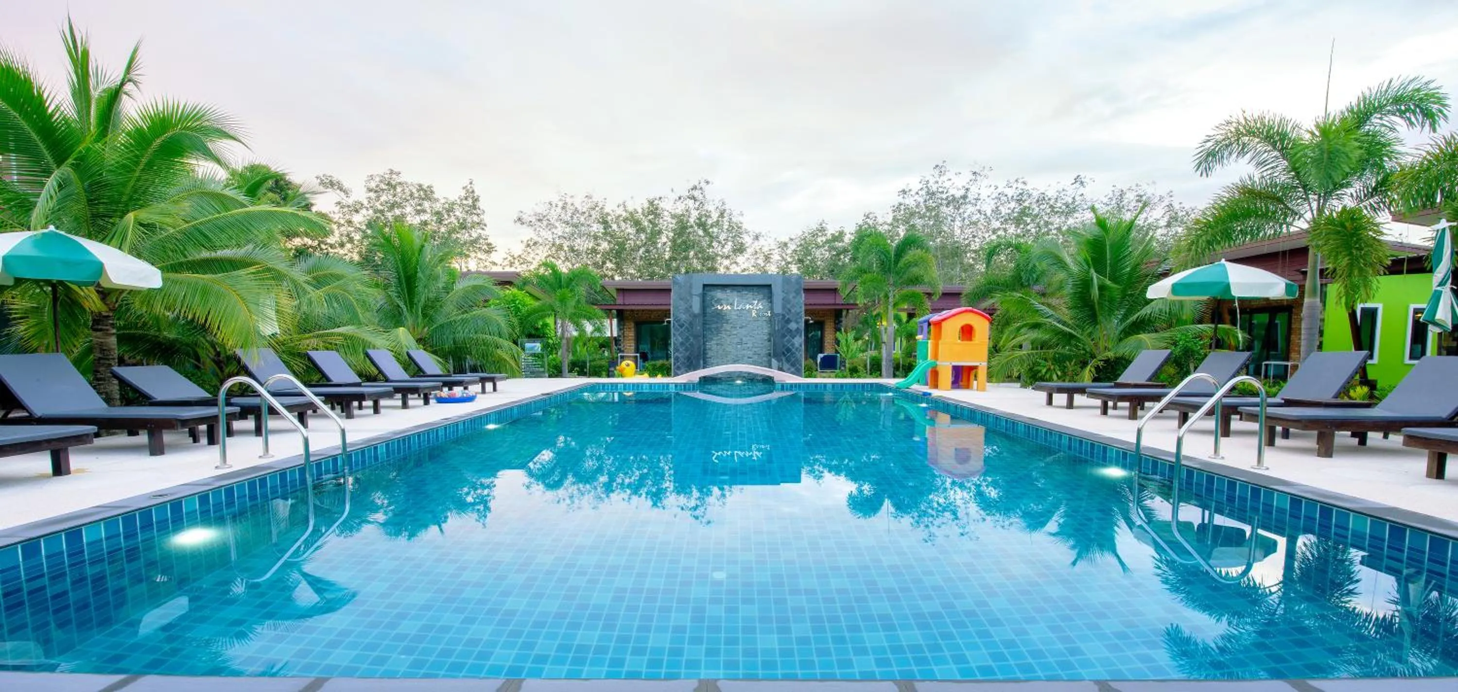 Swimming pool in Siri Lanta Resort