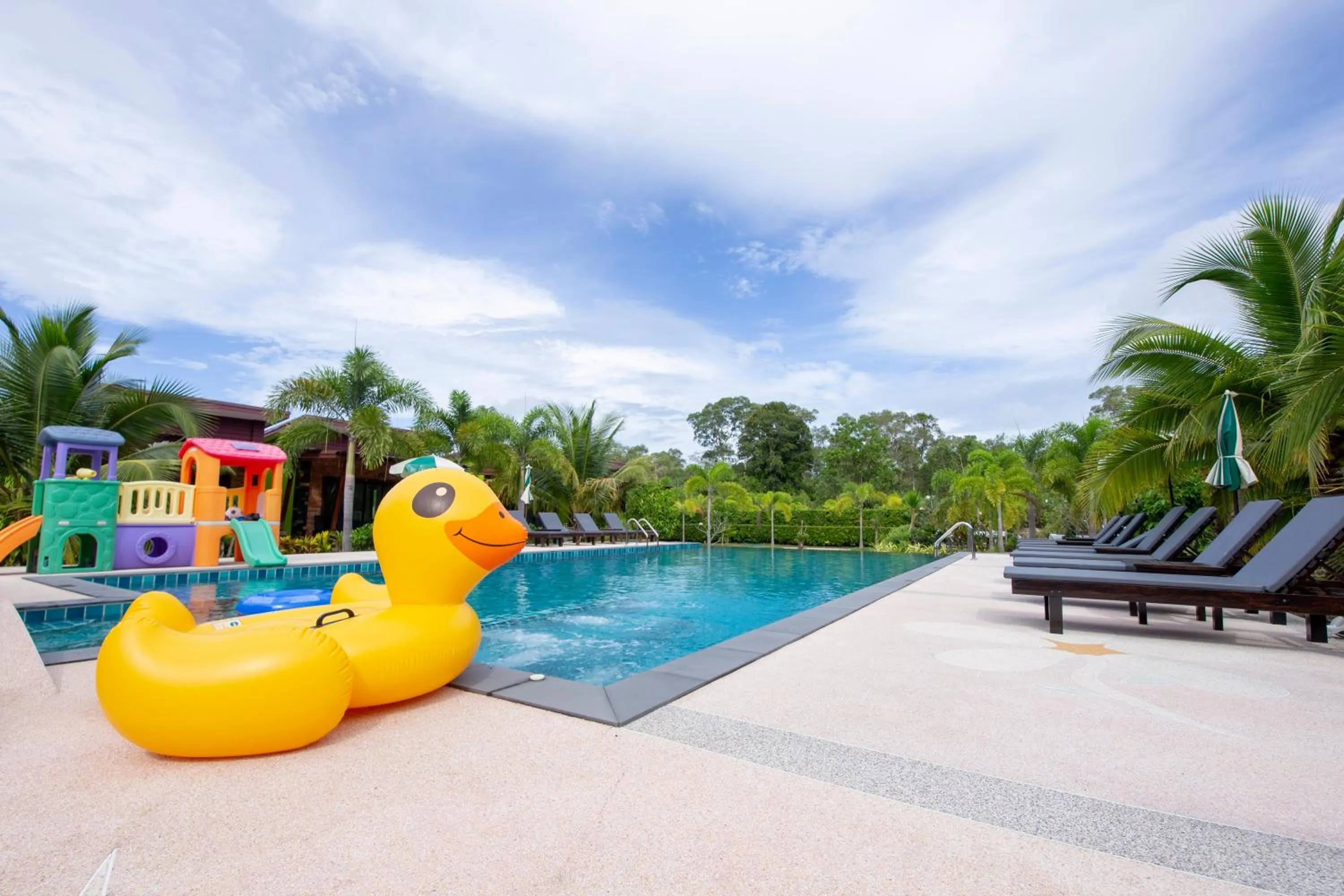 Swimming pool in Siri Lanta Resort
