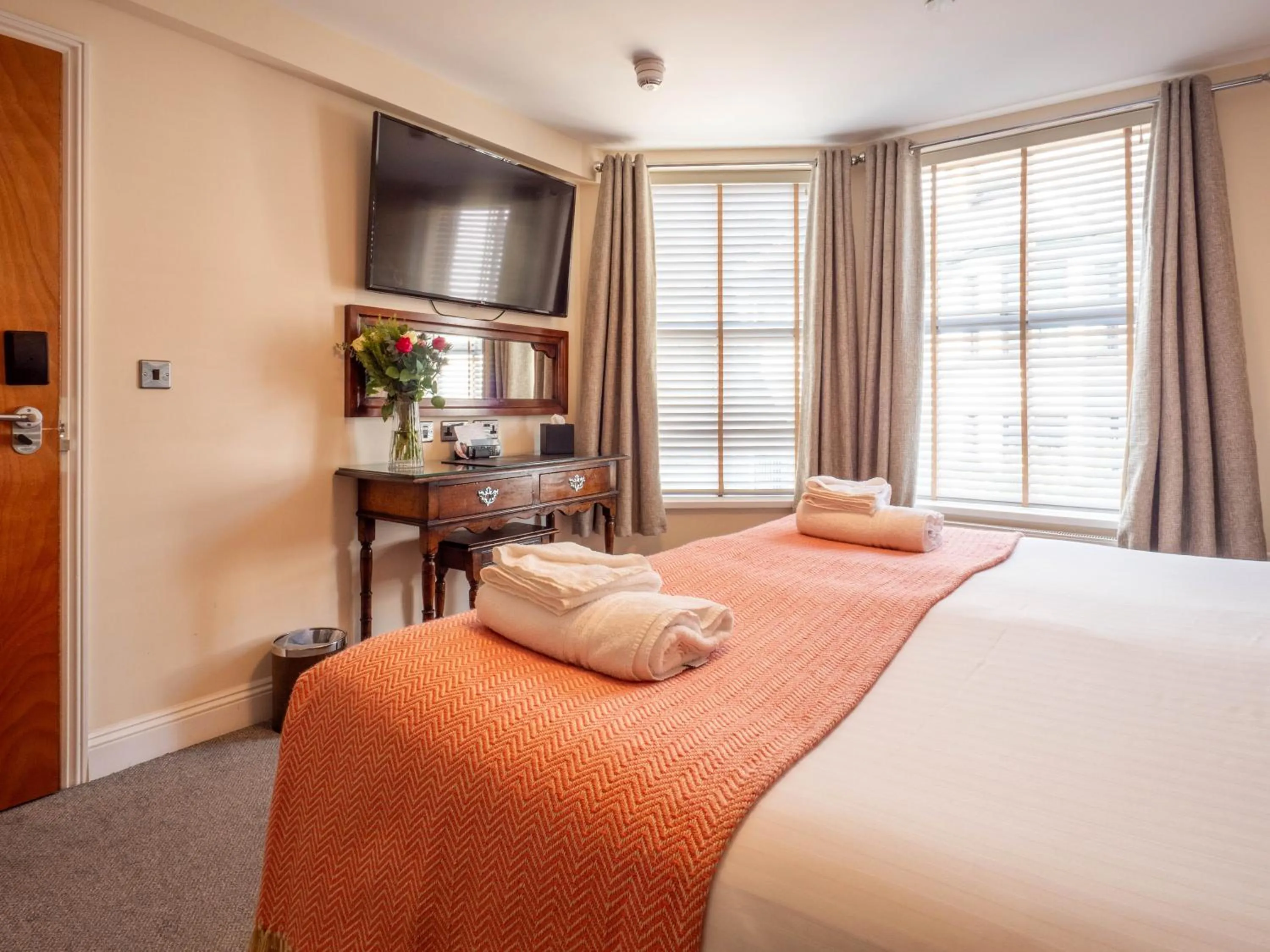 Bedroom, Bed in The Black Boy Inn