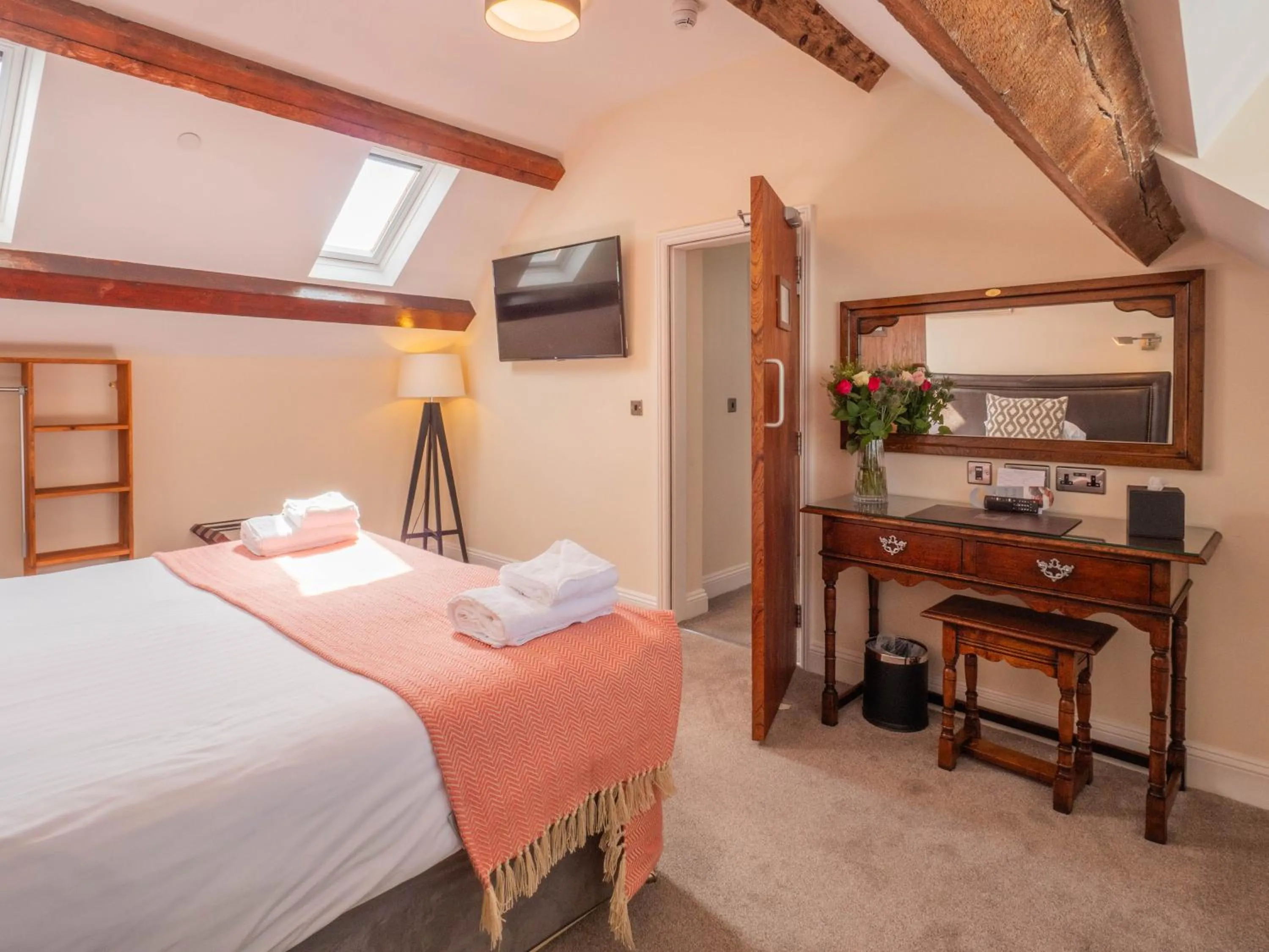 Bedroom, Bed in The Black Boy Inn