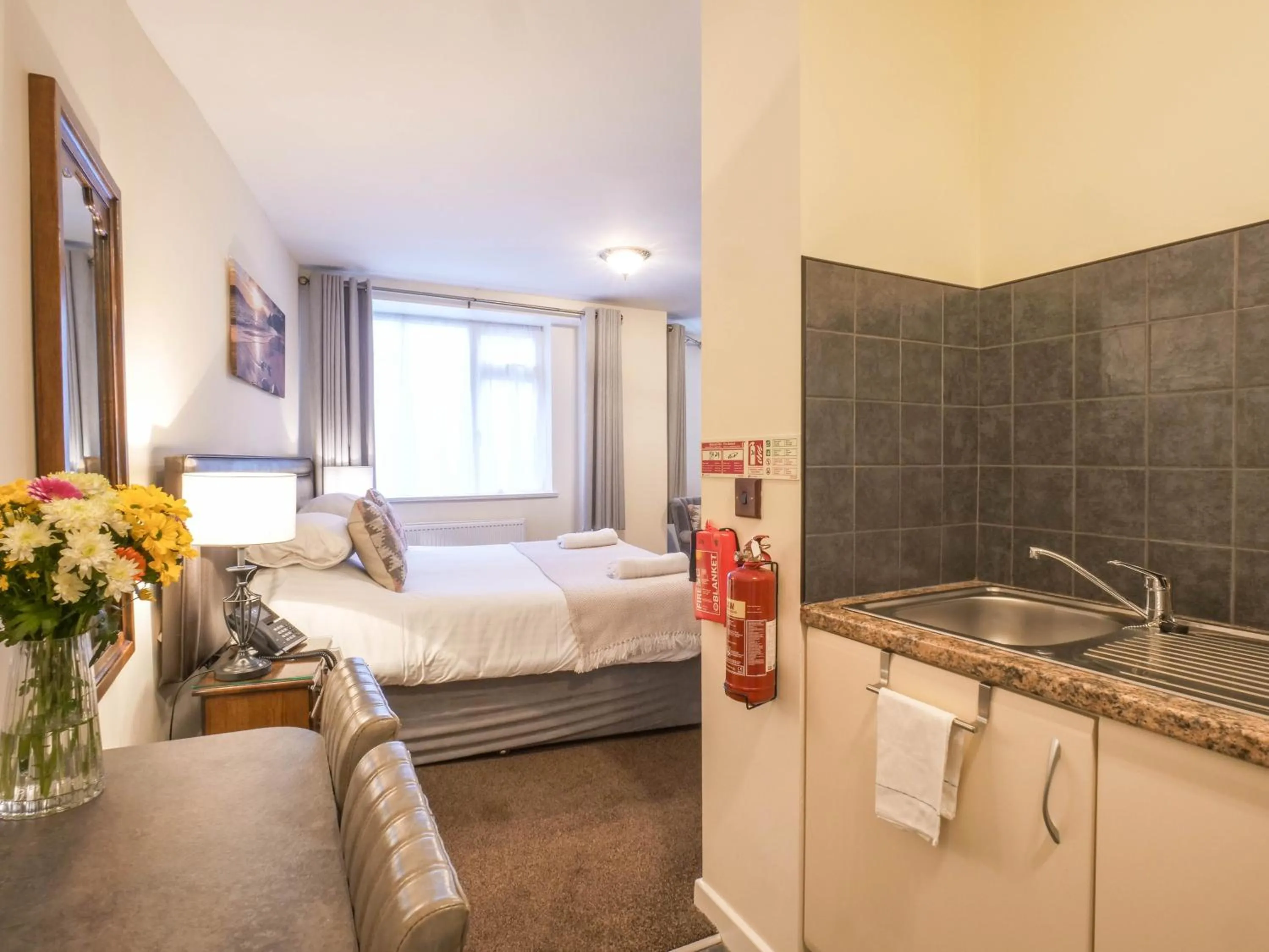 Kitchen or kitchenette, Bed in The Black Boy Inn