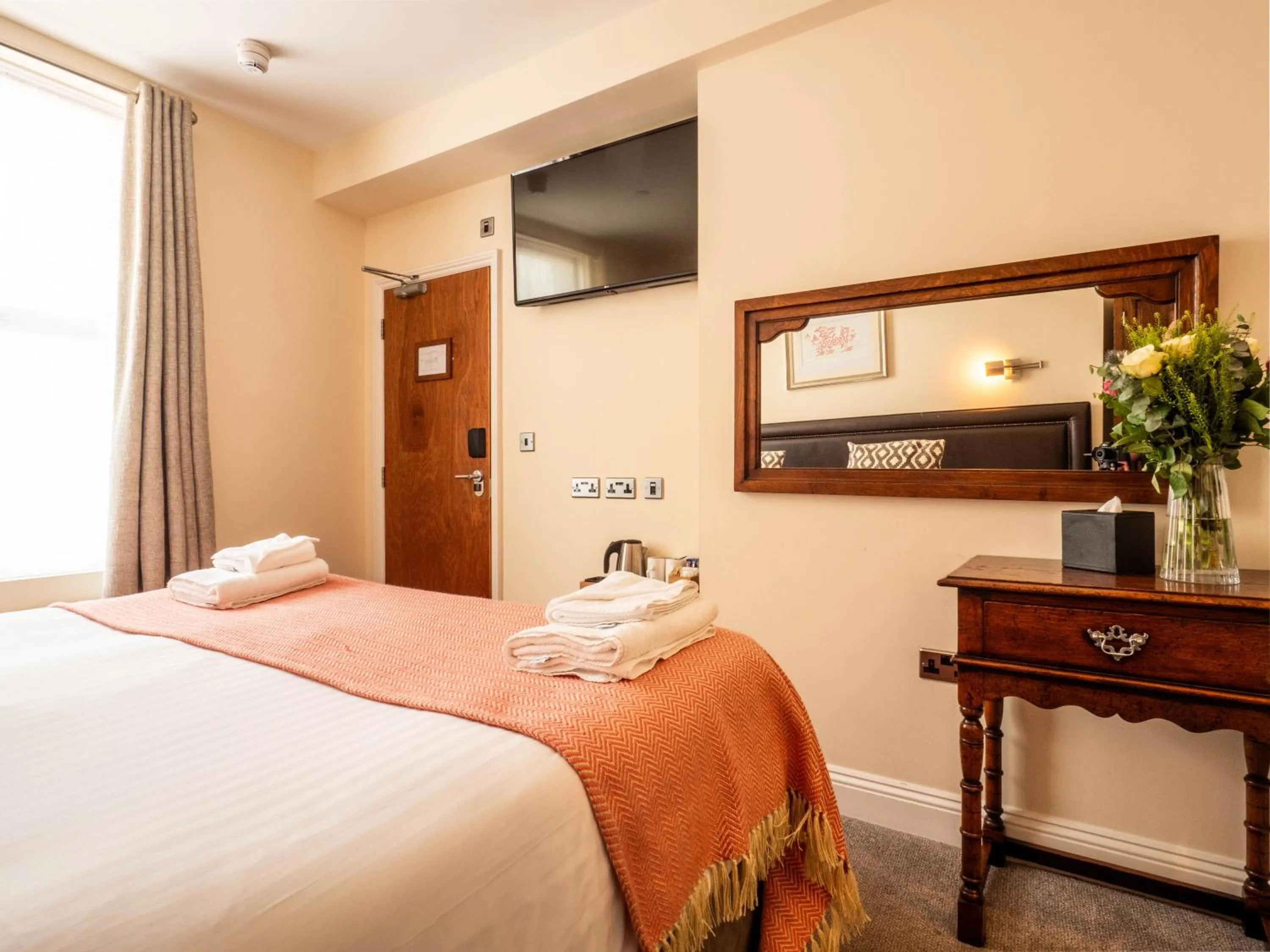 Bedroom, Bed in The Black Boy Inn