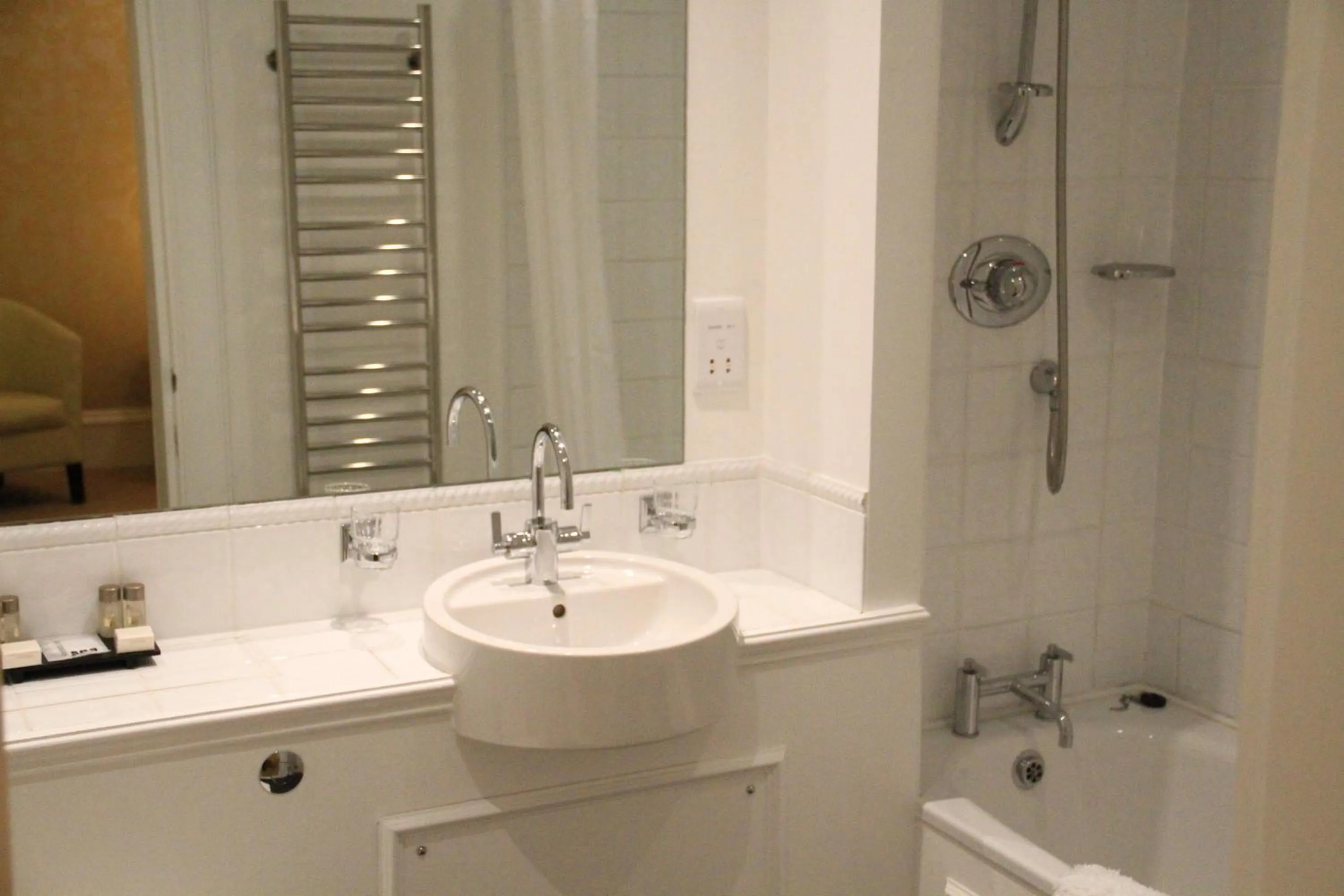 Shower in Annandale Arms Hotel