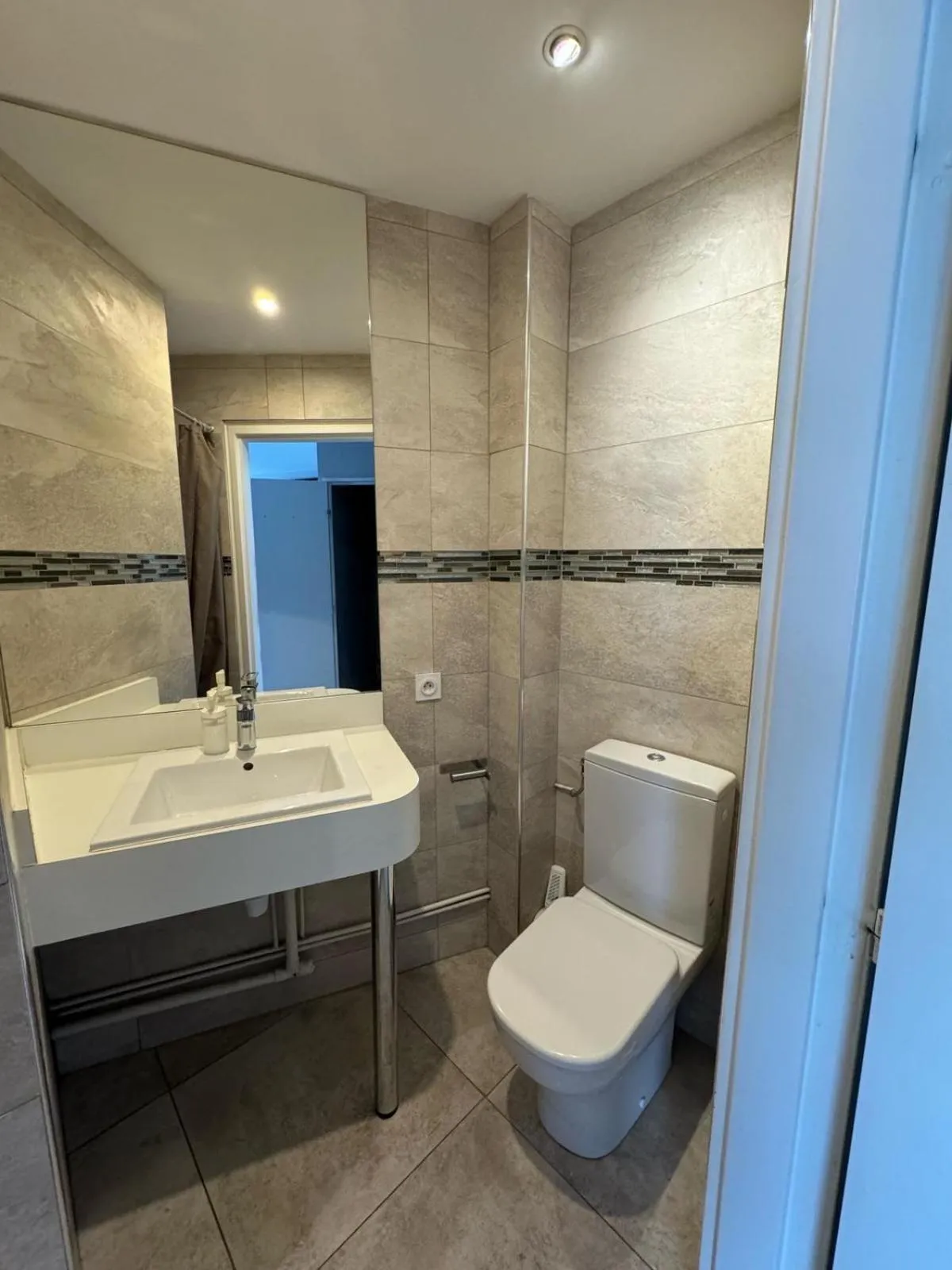 Bathroom in Appart' Hôtel Fauriel Saint-Etienne Parking privé balcon wifi