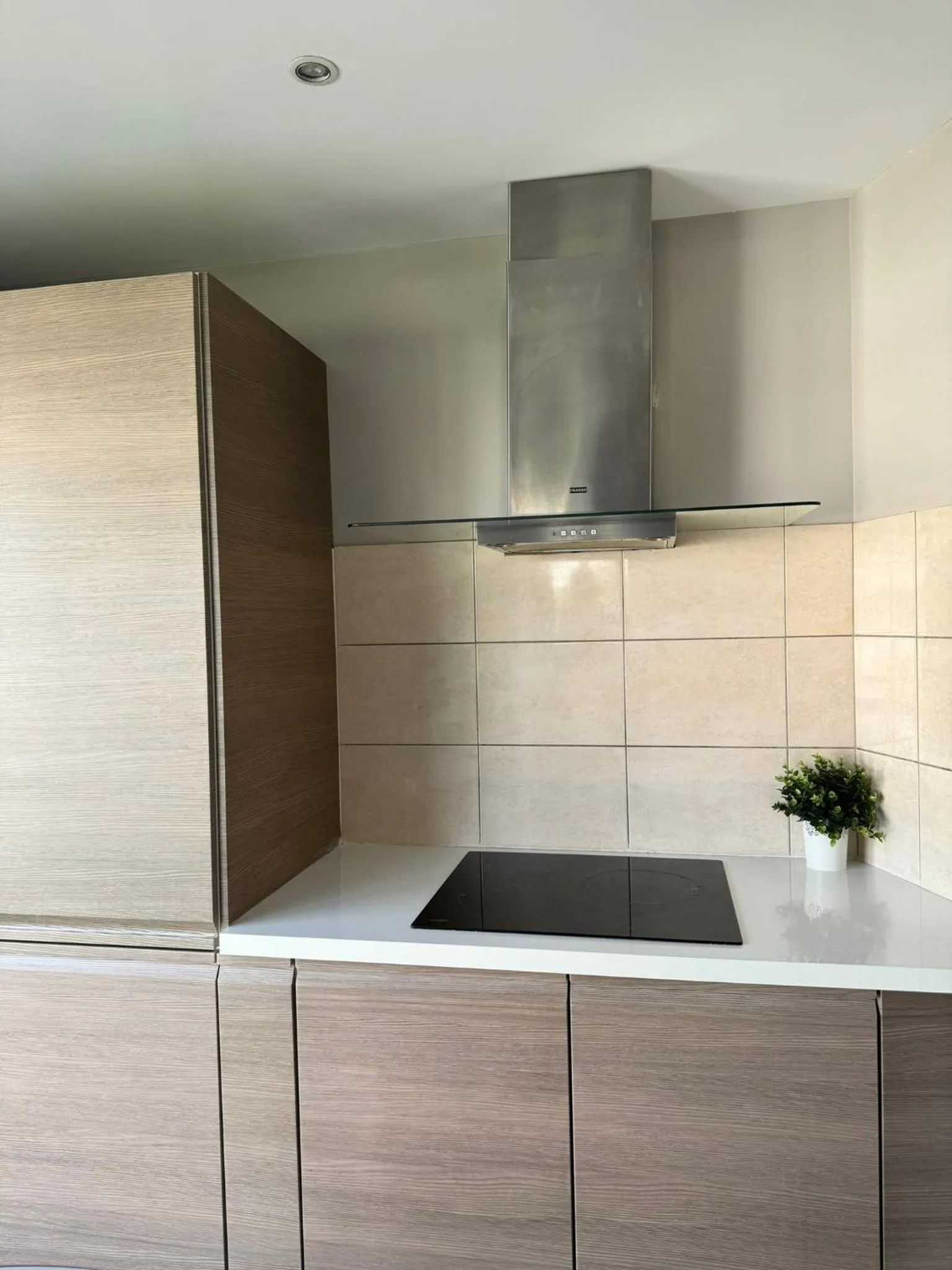 Kitchen or kitchenette in Appart' Hôtel Fauriel Saint-Etienne Parking privé balcon wifi