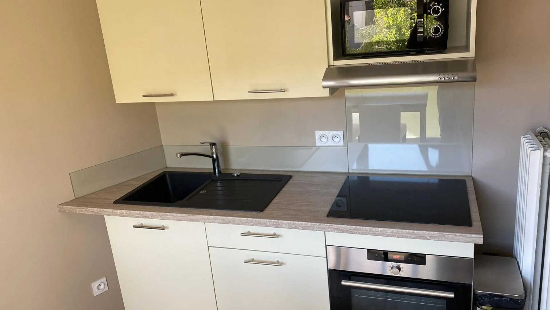 Kitchen or kitchenette in Appart' Hôtel Fauriel Saint-Etienne Parking privé balcon wifi