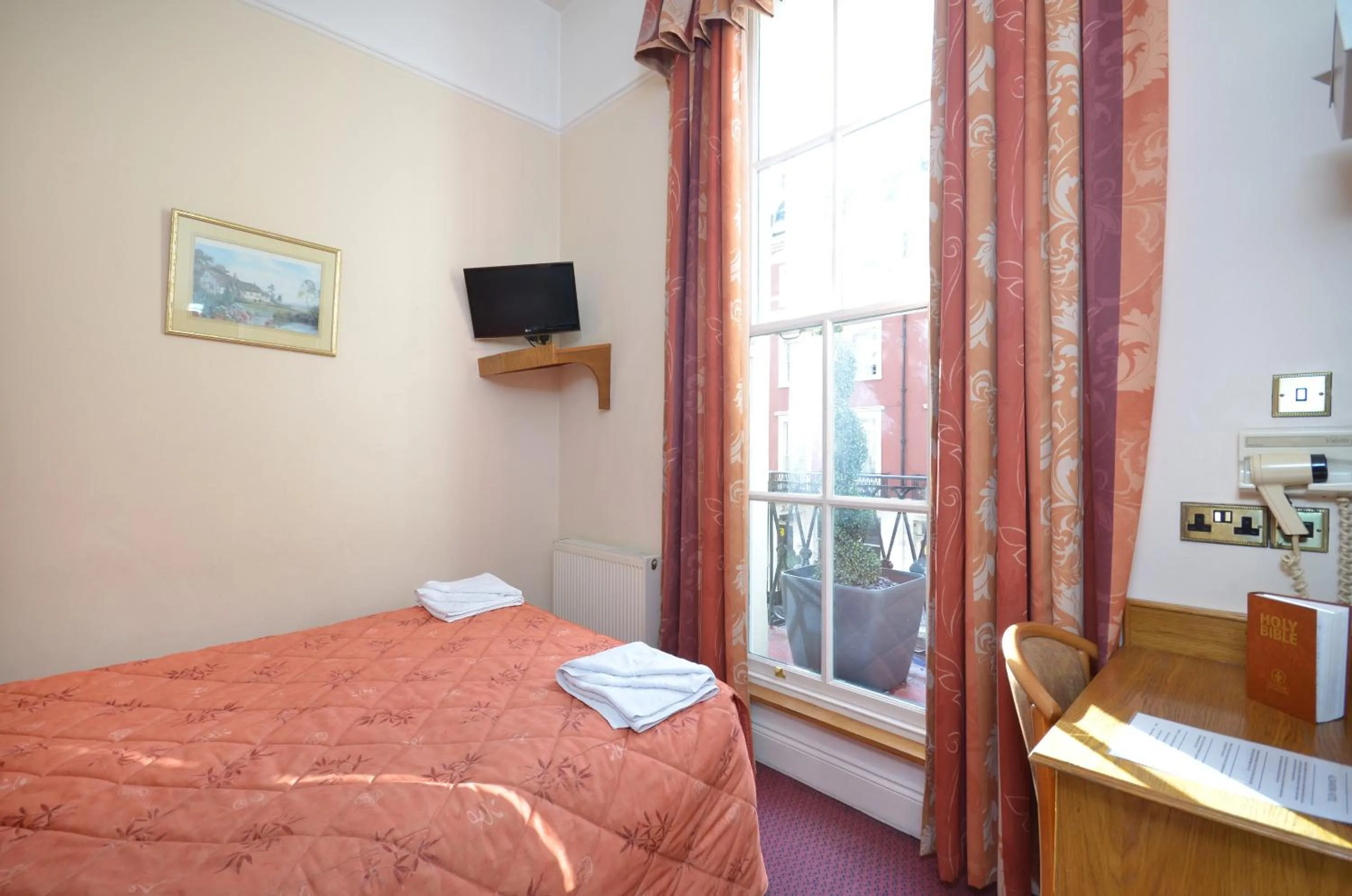 Photo of the whole room, Bed in Seymour Hotel