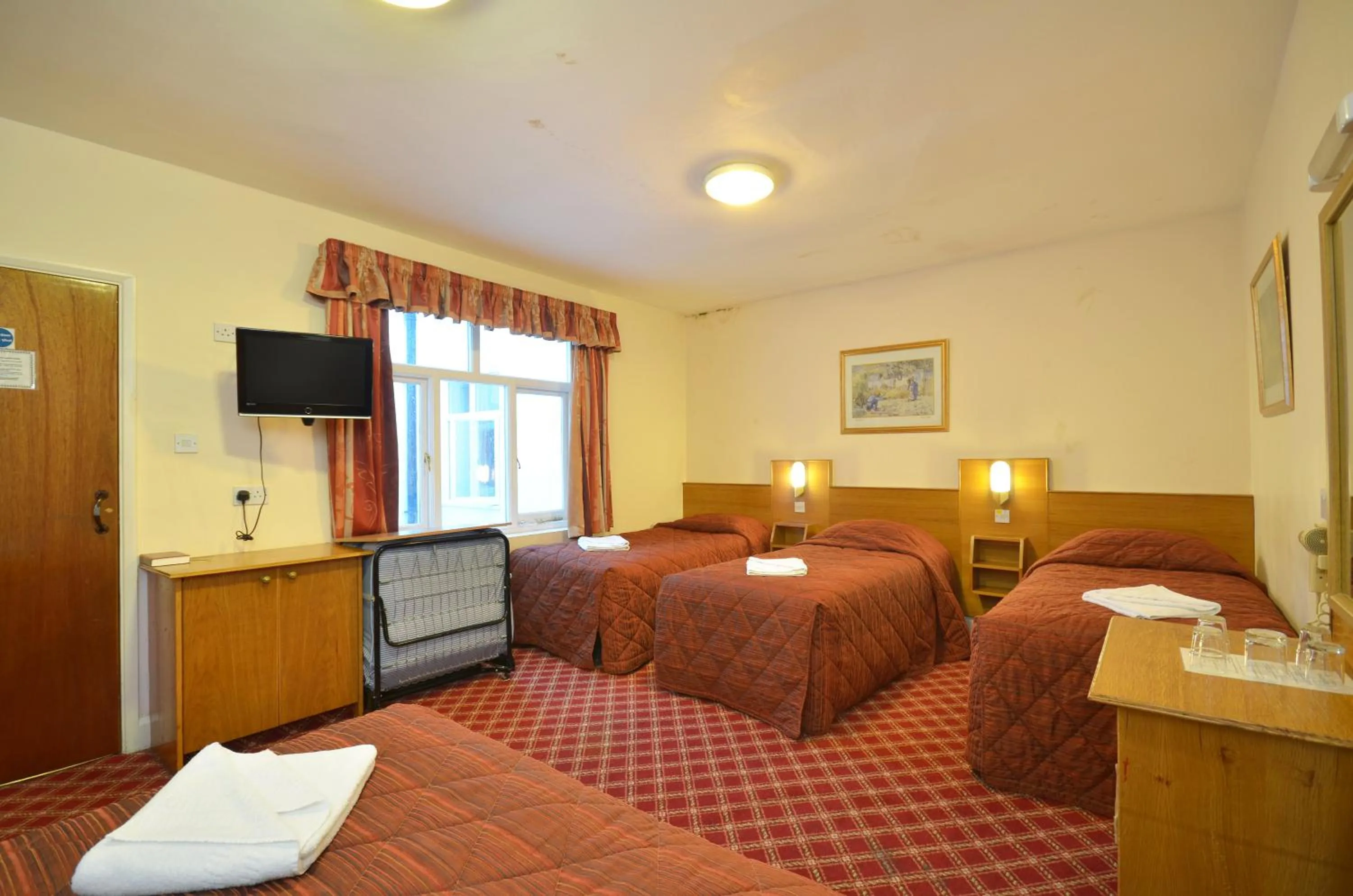 Photo of the whole room, Bed in Seymour Hotel