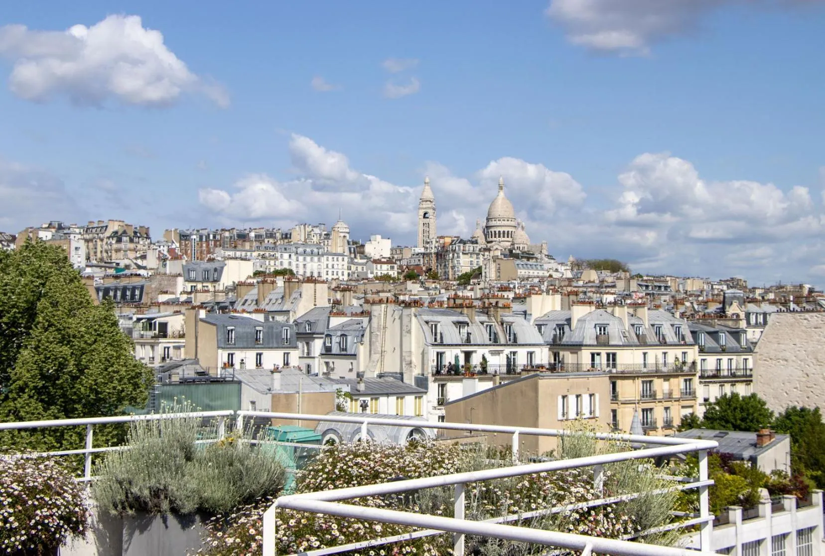 Patio in Citadines Montmartre Paris