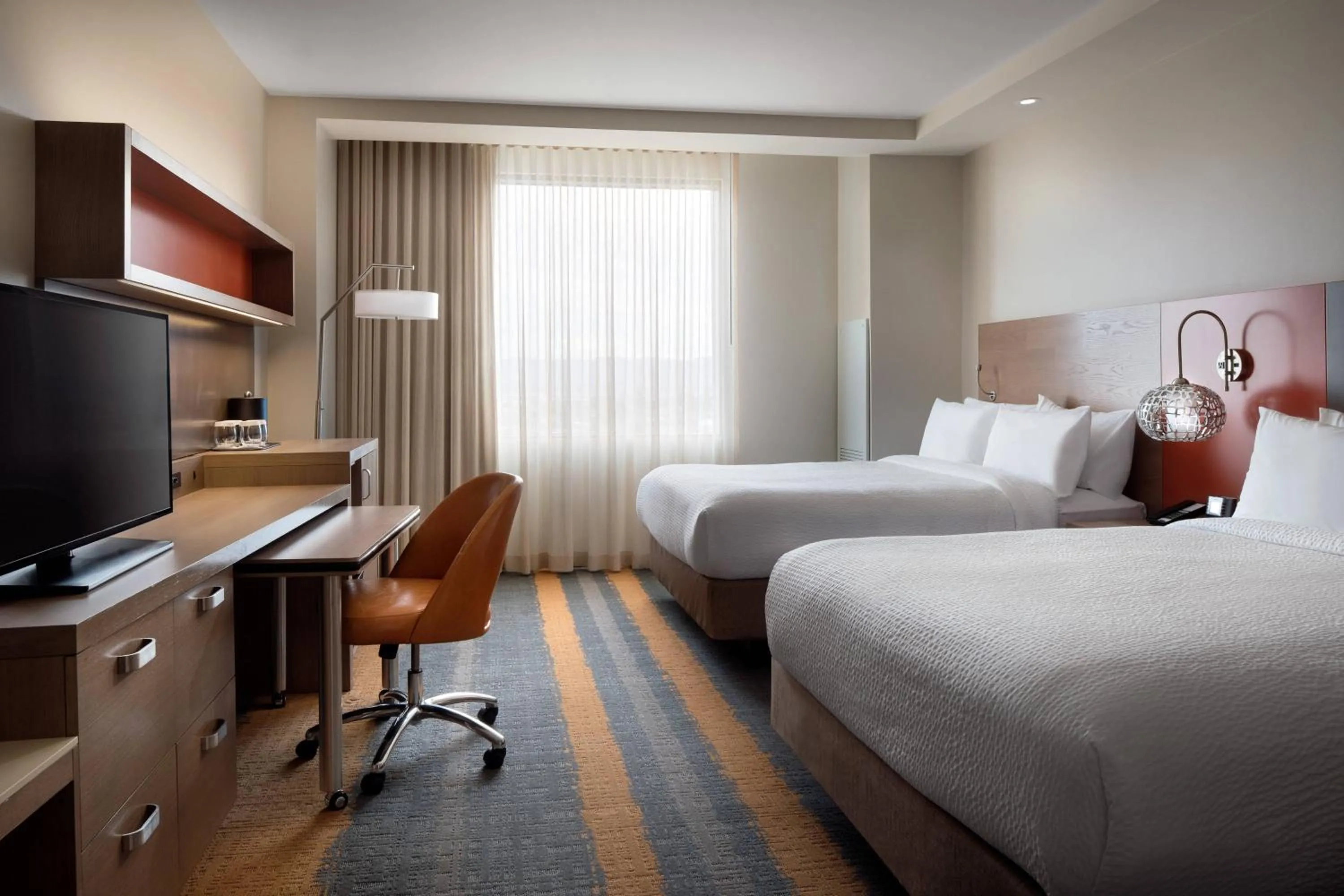 Photo of the whole room, Bed in Courtyard by Marriott Phoenix Downtown