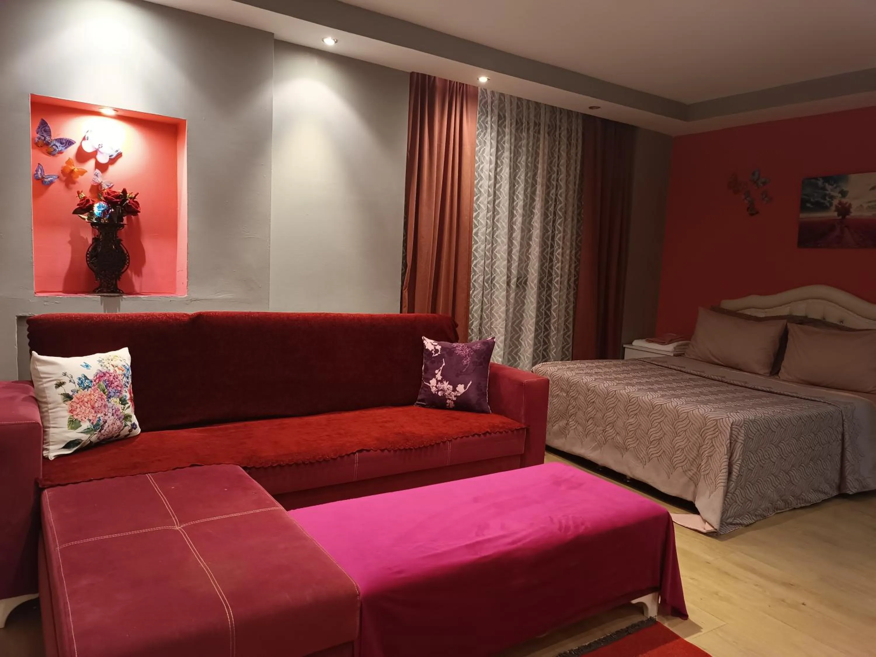 Photo of the whole room, Bed in Samlife Apart