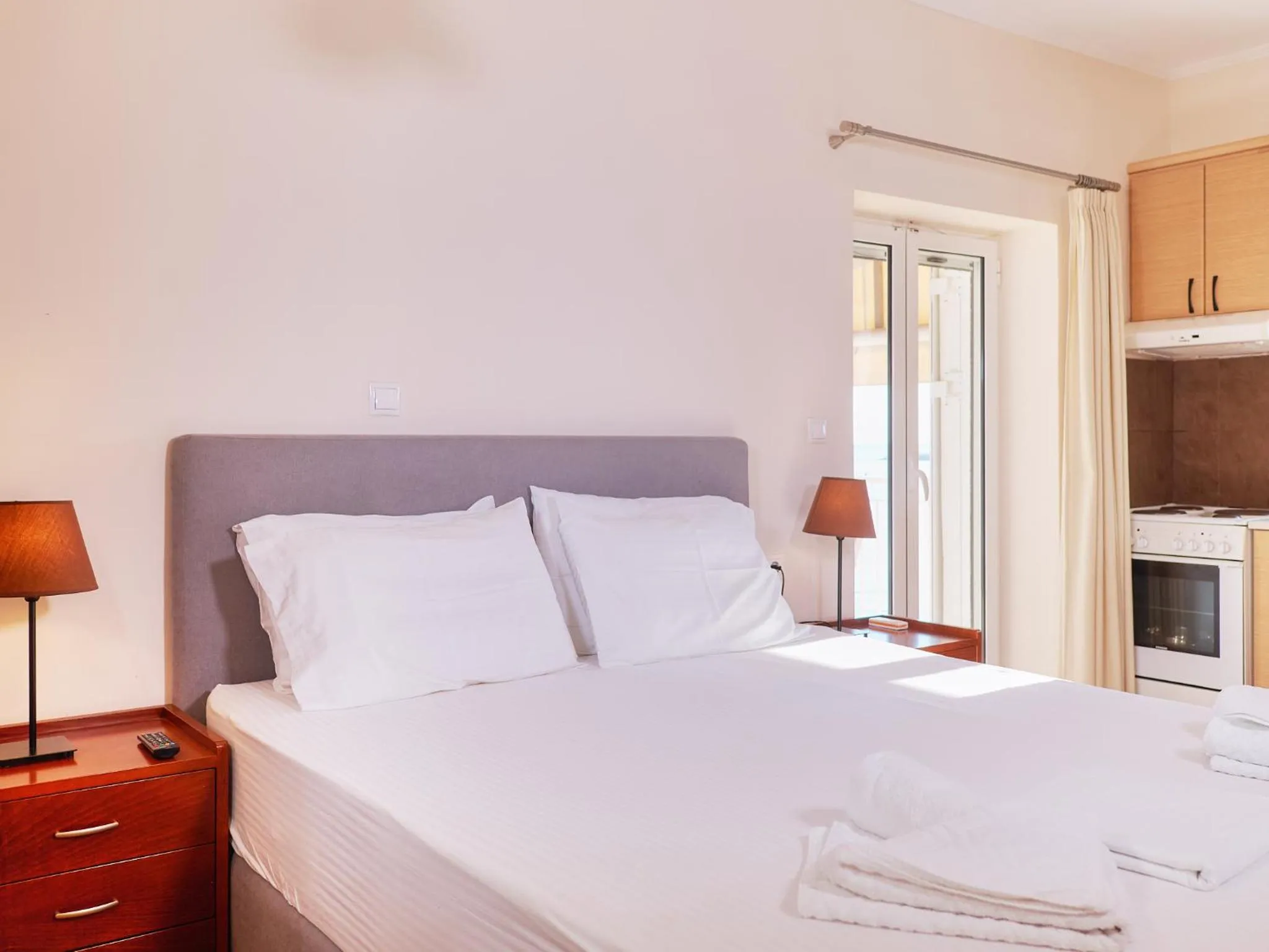 Photo of the whole room, Bed in Alexis Studios