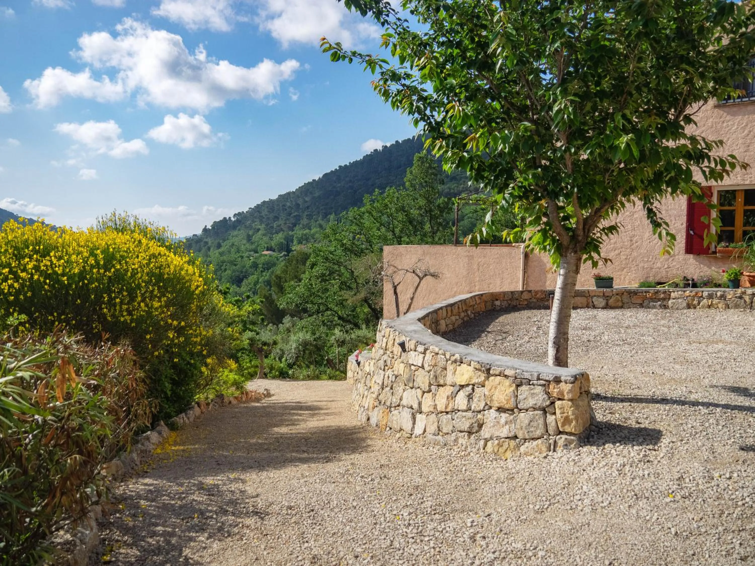 Facade/entrance in B&B L'Estuve provencale