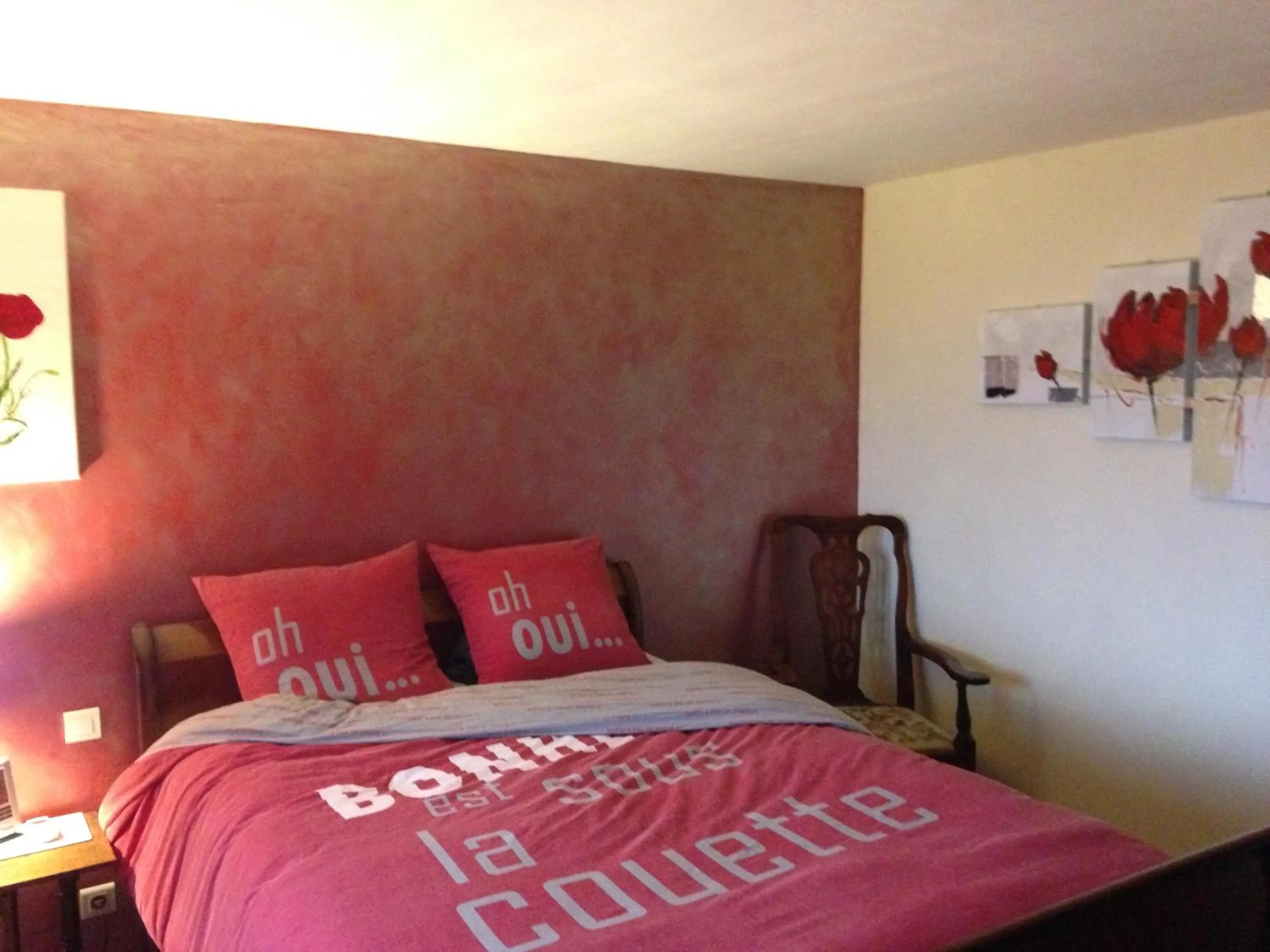 Photo of the whole room, Bed in B&B L'Estuve provencale