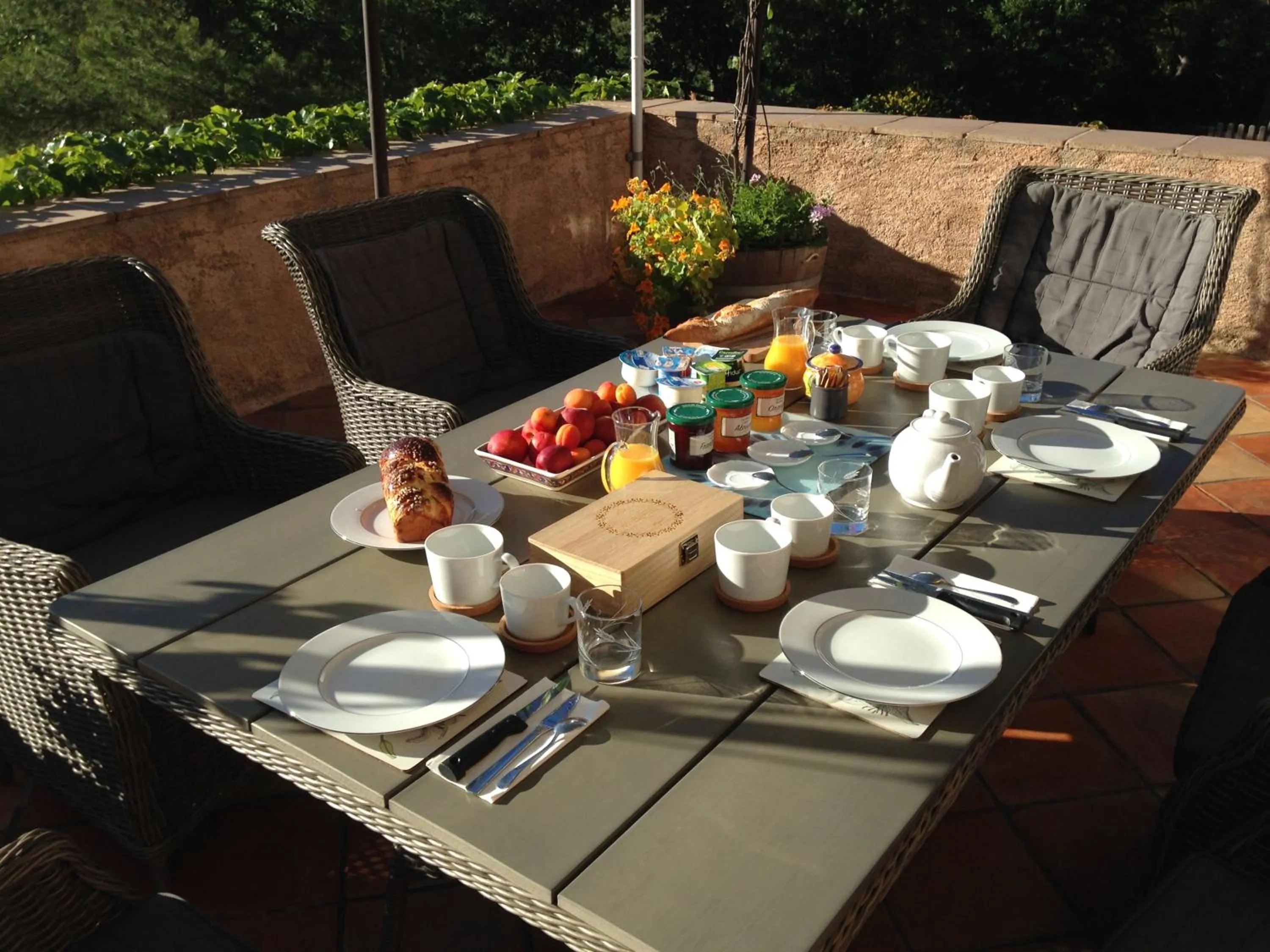 Continental breakfast in B&B L'Estuve provencale