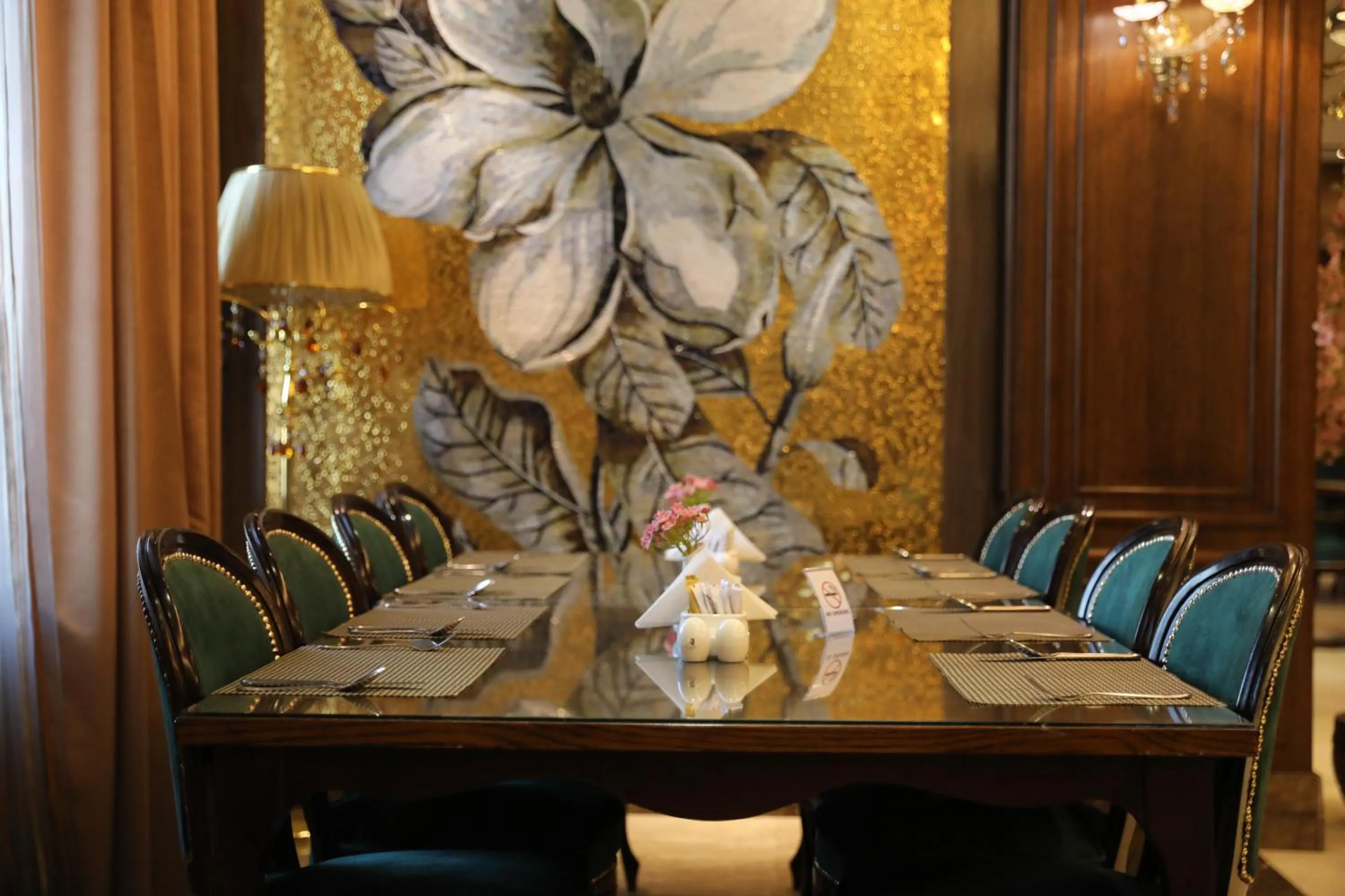 Restaurant/places to eat in La Roche Hotel