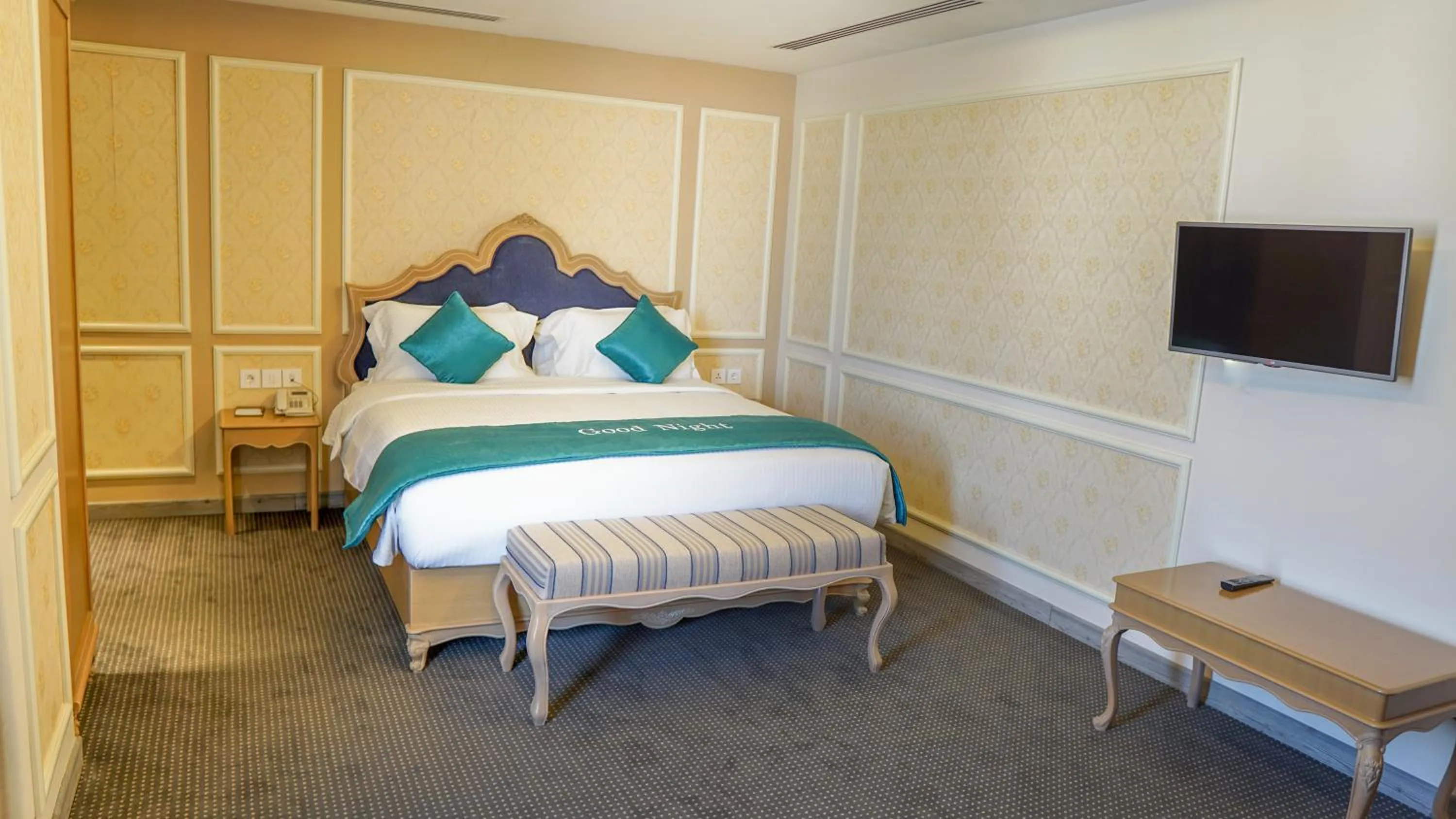 Bedroom, Bed in La Roche Hotel