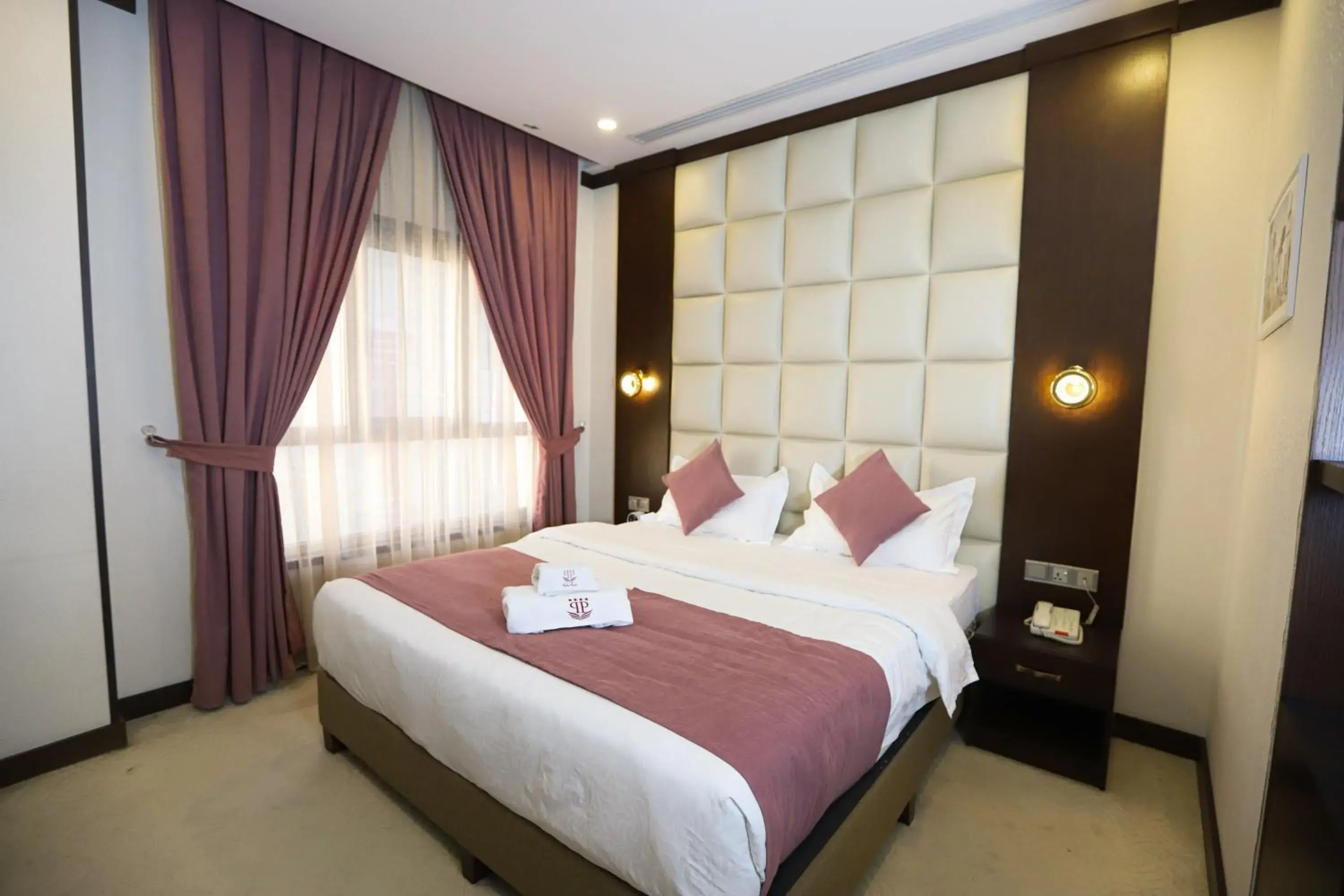 Deluxe King Room - single occupancy in Paris Plaza Hotel Deluxe King Room - single occupancy in Paris Plaza Hotel