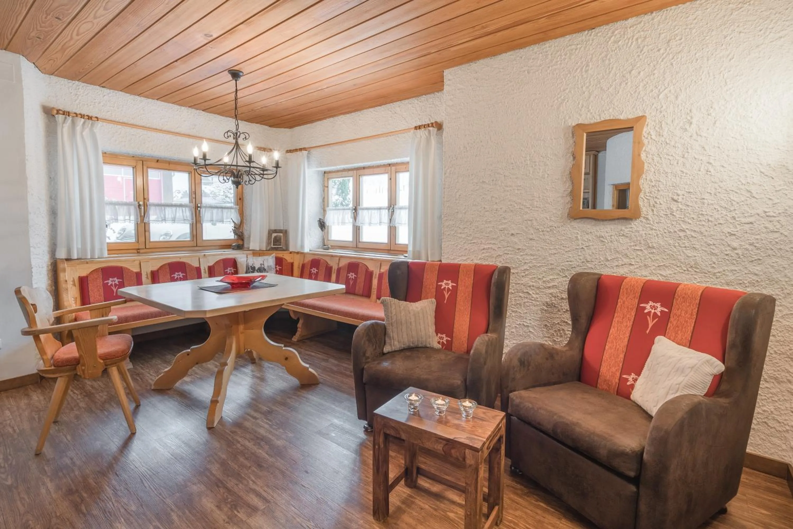 Living room in Ferienwohnungen Alpentraum - Landhaus am Bächle