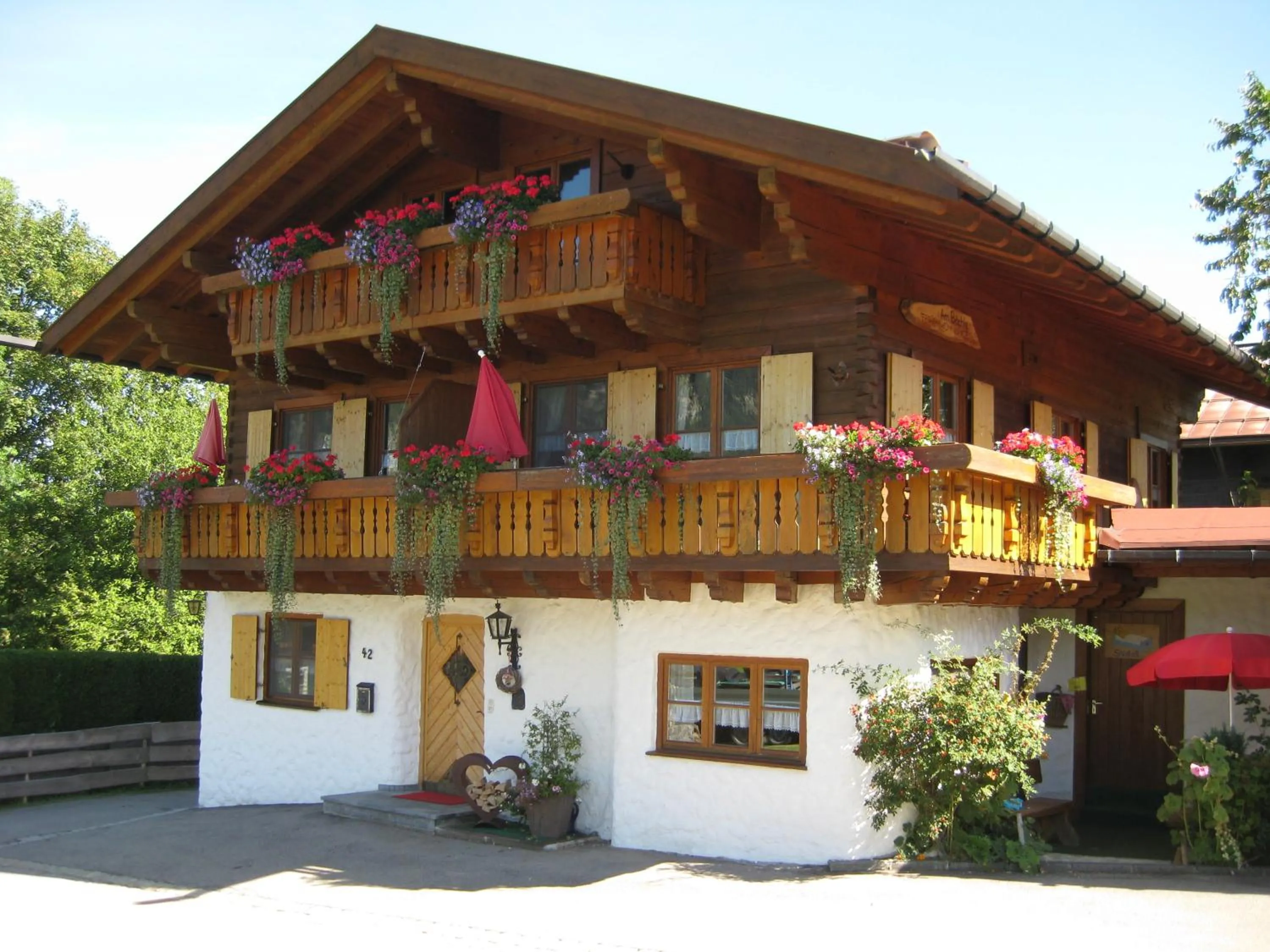 Property building in Ferienwohnungen Alpentraum - Landhaus am Bächle