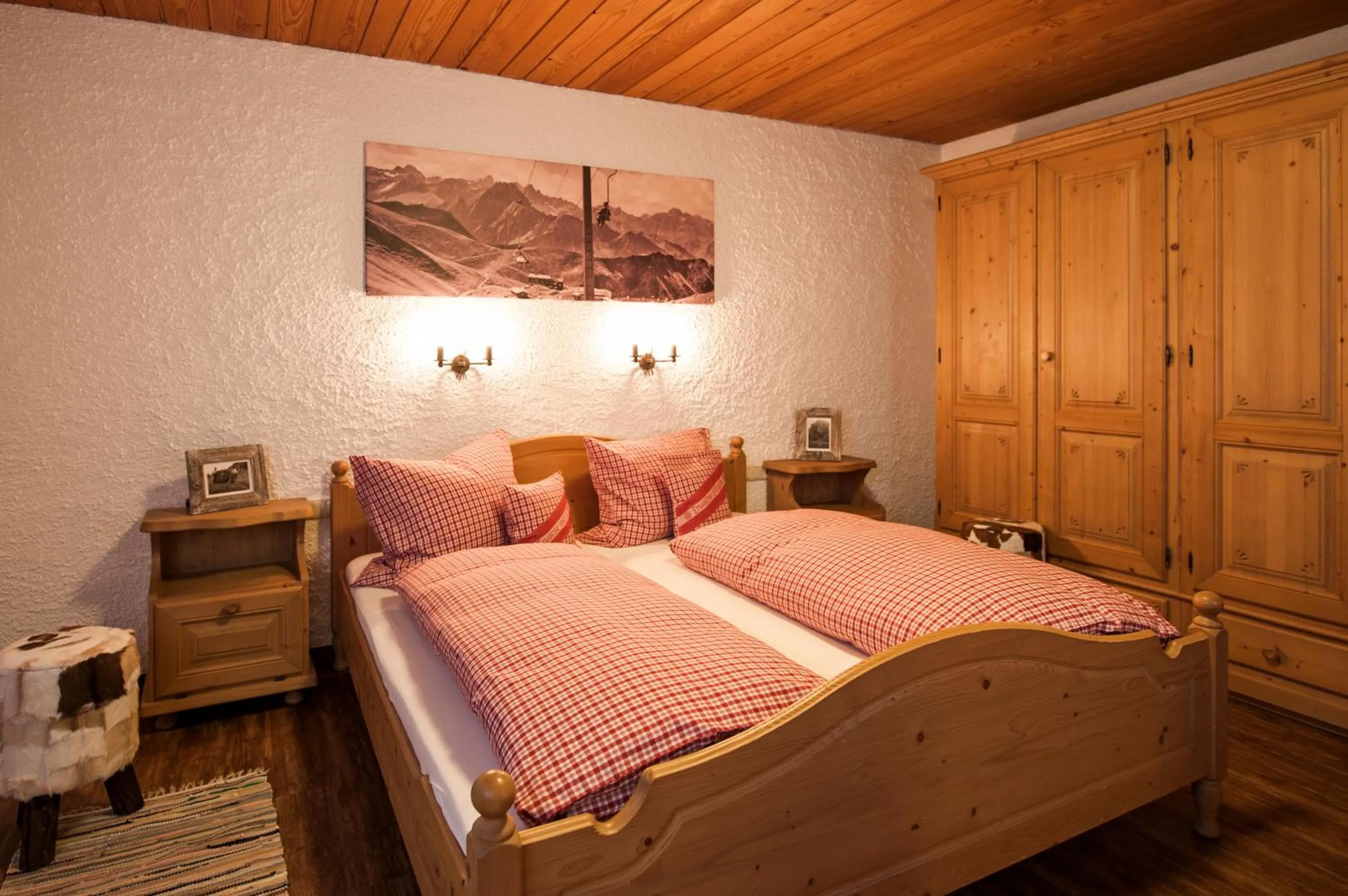 Bedroom, Bed in Ferienwohnungen Alpentraum - Landhaus am Bächle