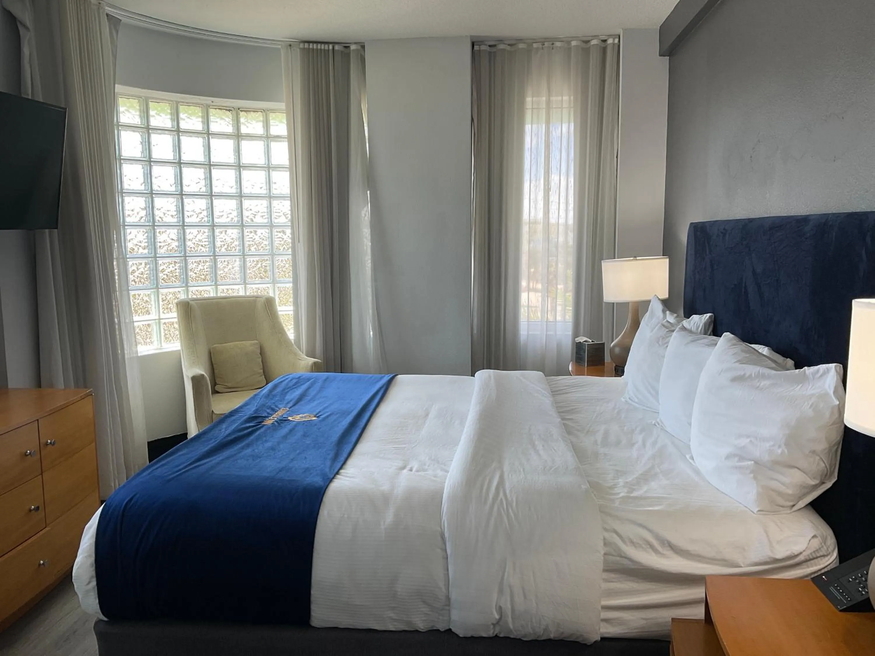 Bed in The Streamline Hotel - Daytona Beach