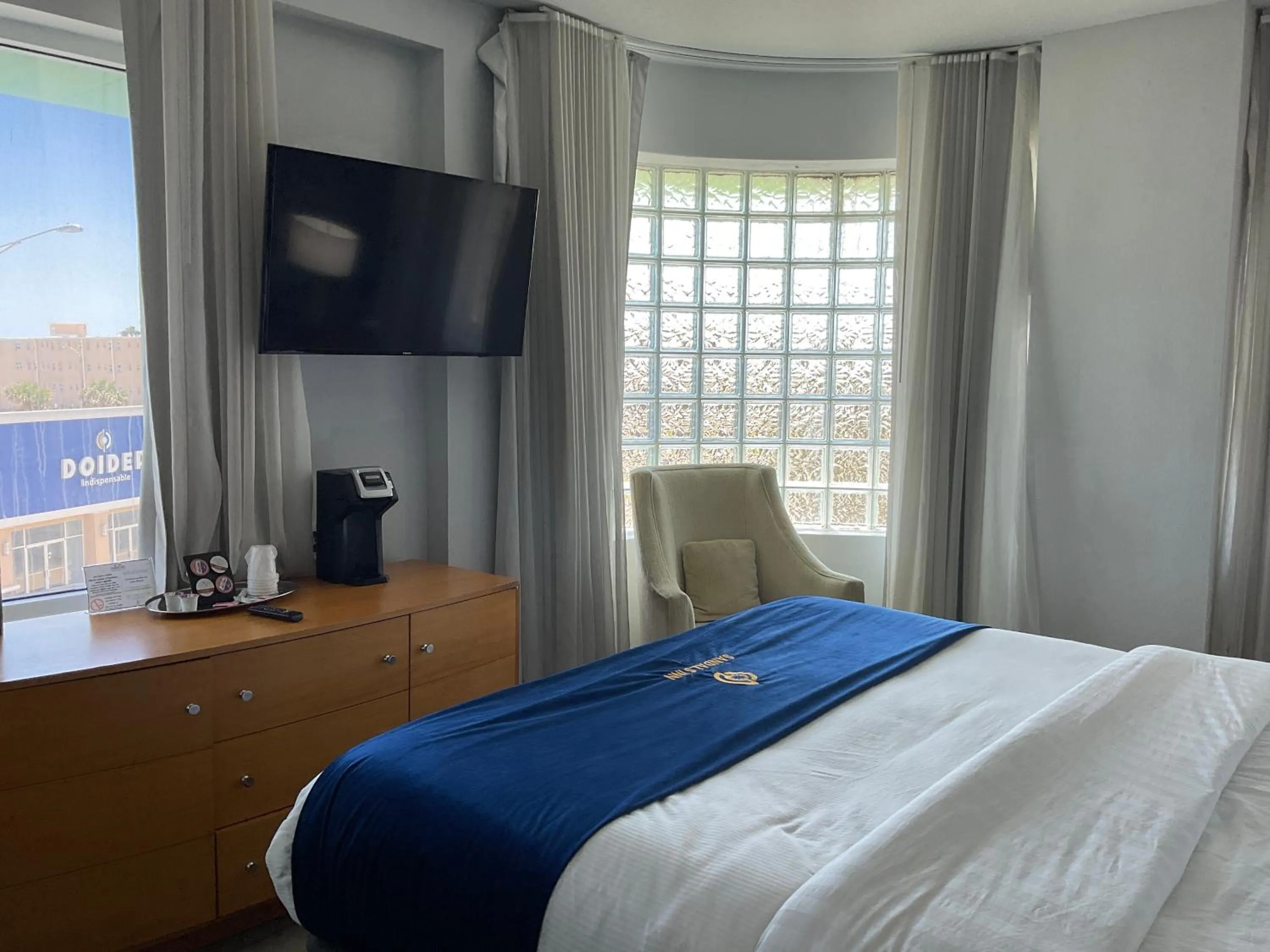 Bed in The Streamline Hotel - Daytona Beach