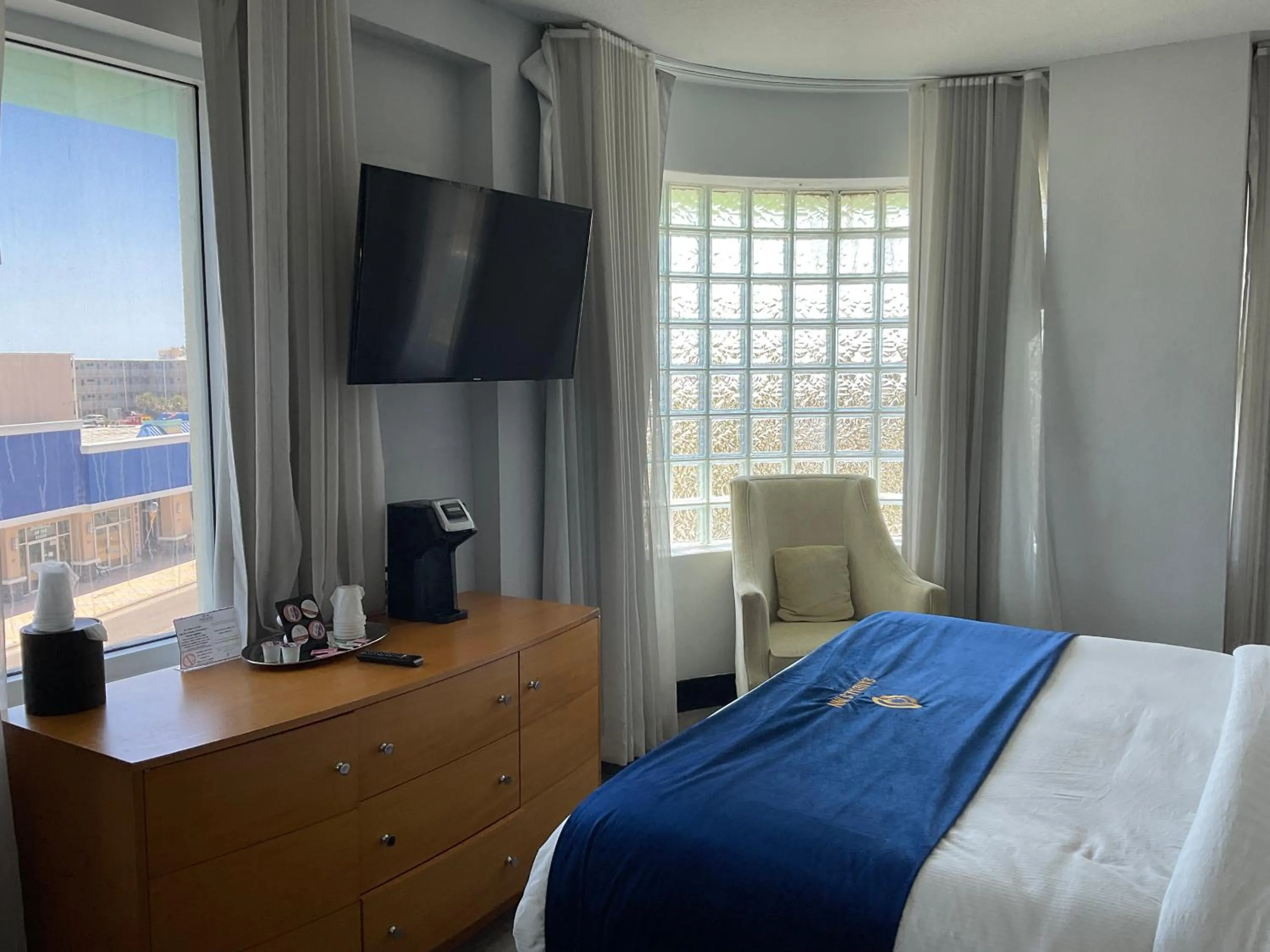 Bed in The Streamline Hotel - Daytona Beach