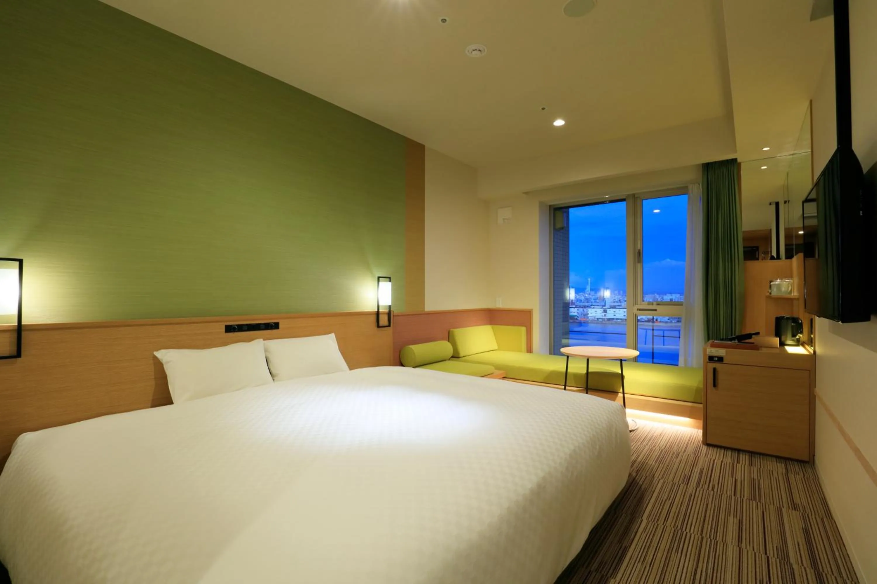 Bed in THE SINGULARI HOTEL & SKYSPA at UNIVERSAL STUDIOS JAPAN
