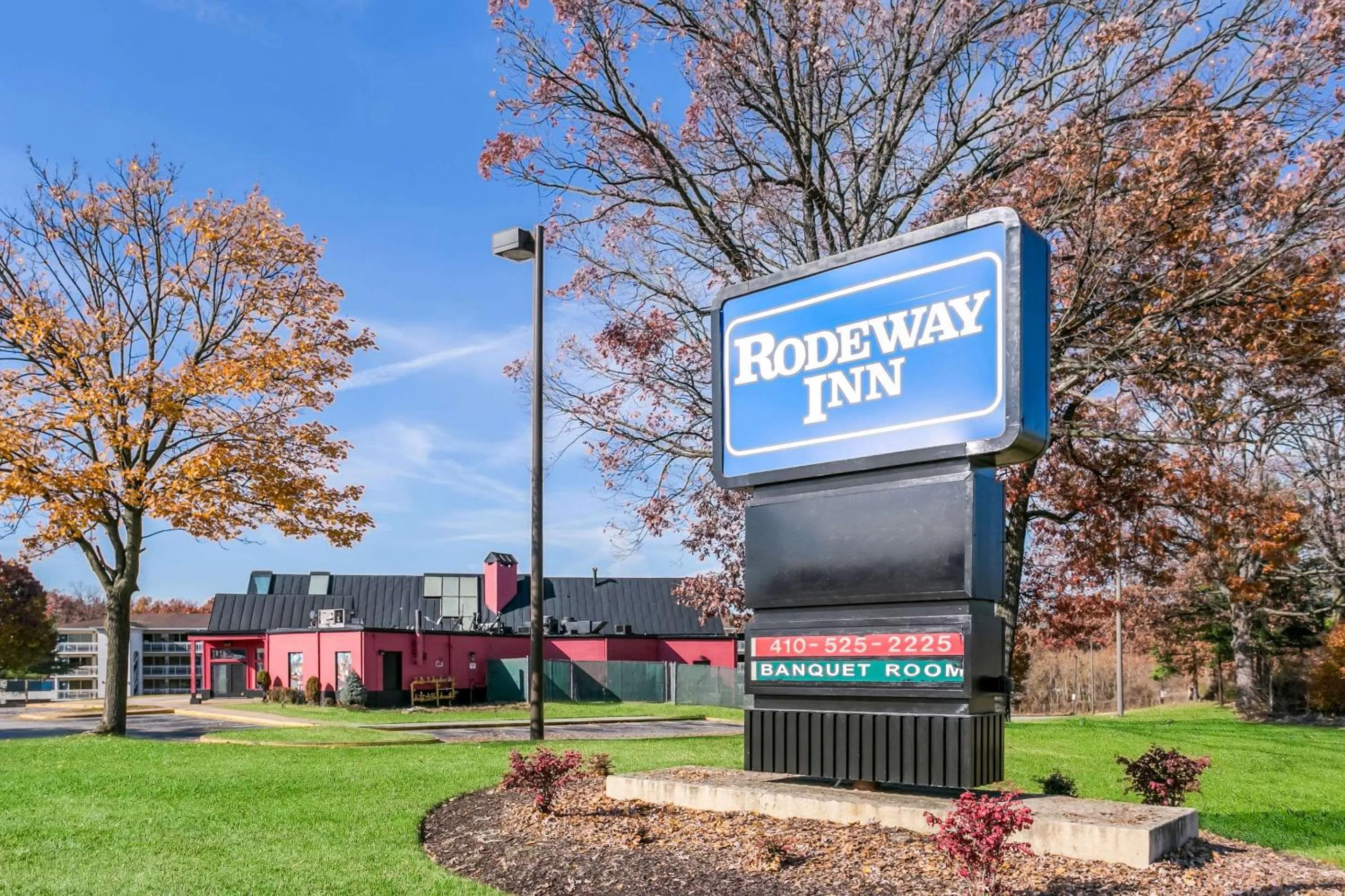 Property building in Rodeway Inn Baltimore - Inner Harbor South