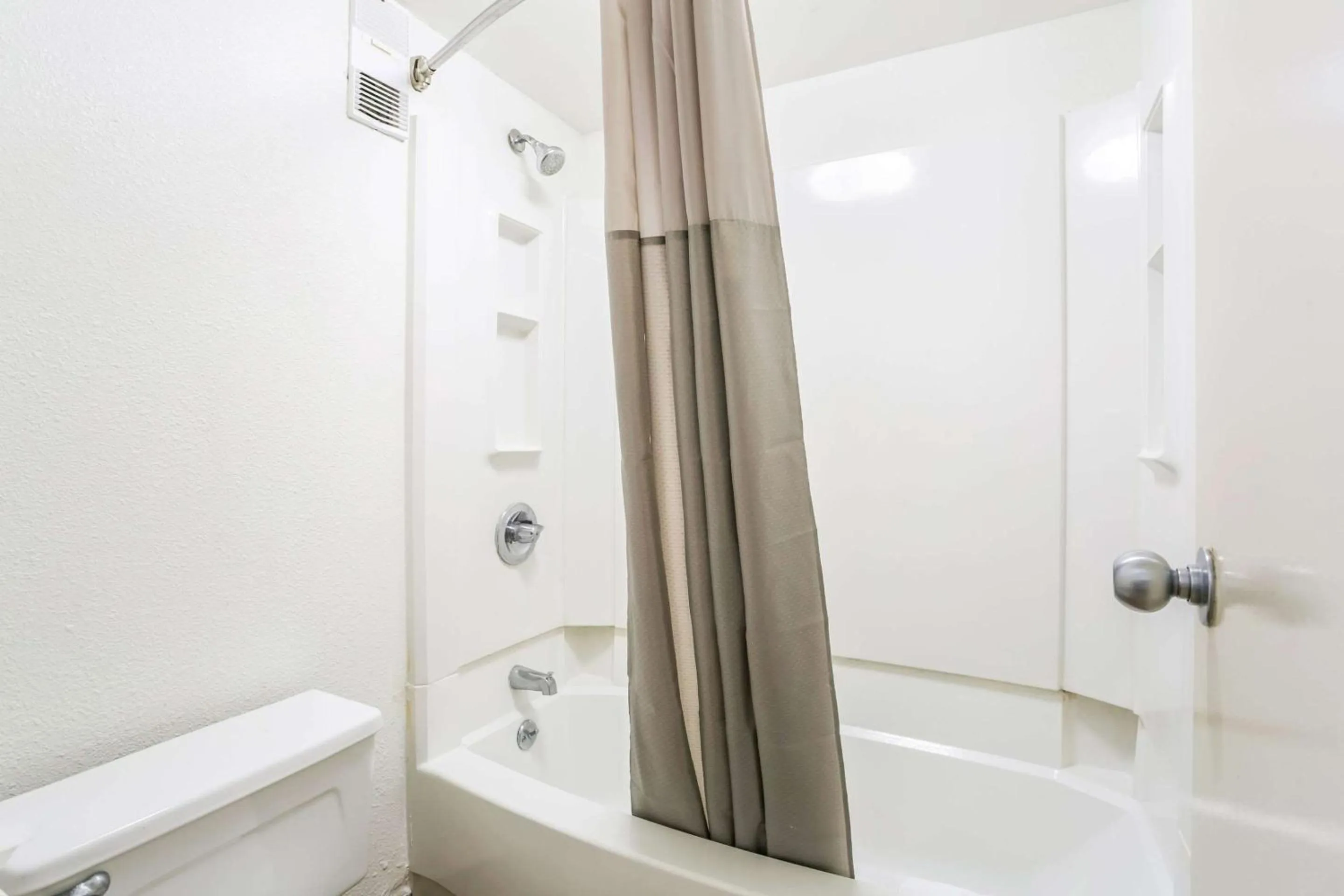 Photo of the whole room in Rodeway Inn Baltimore - Inner Harbor South