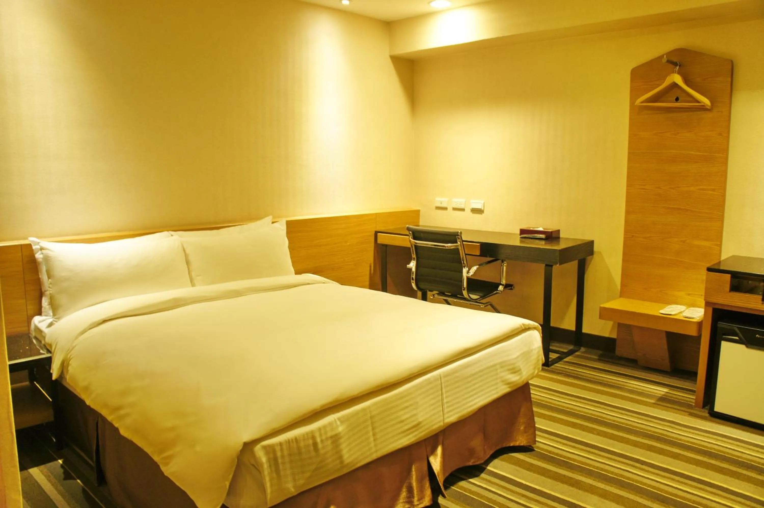 Bedroom, Bed in Country Garden Hotel