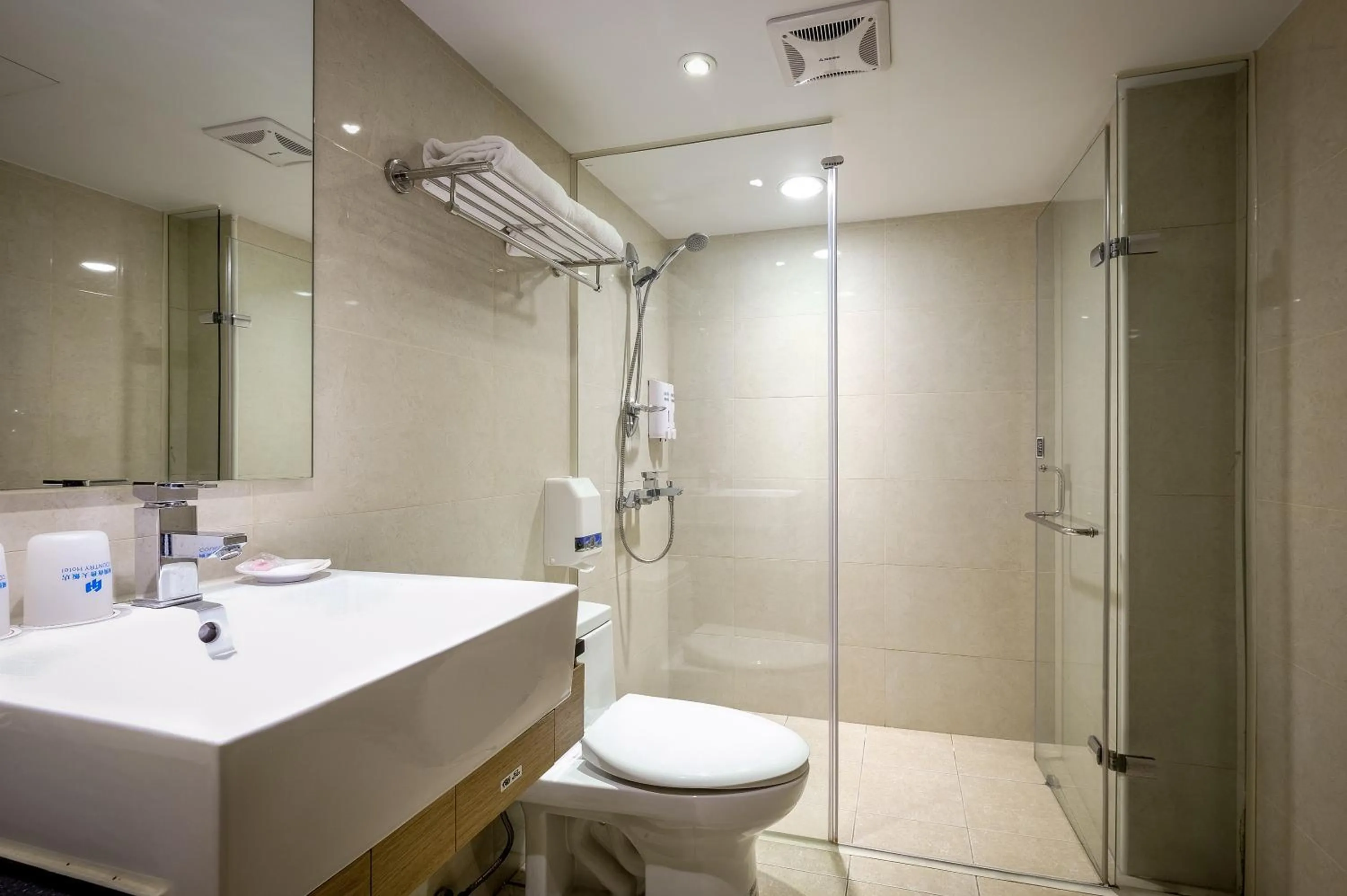 Shower in Country Garden Hotel