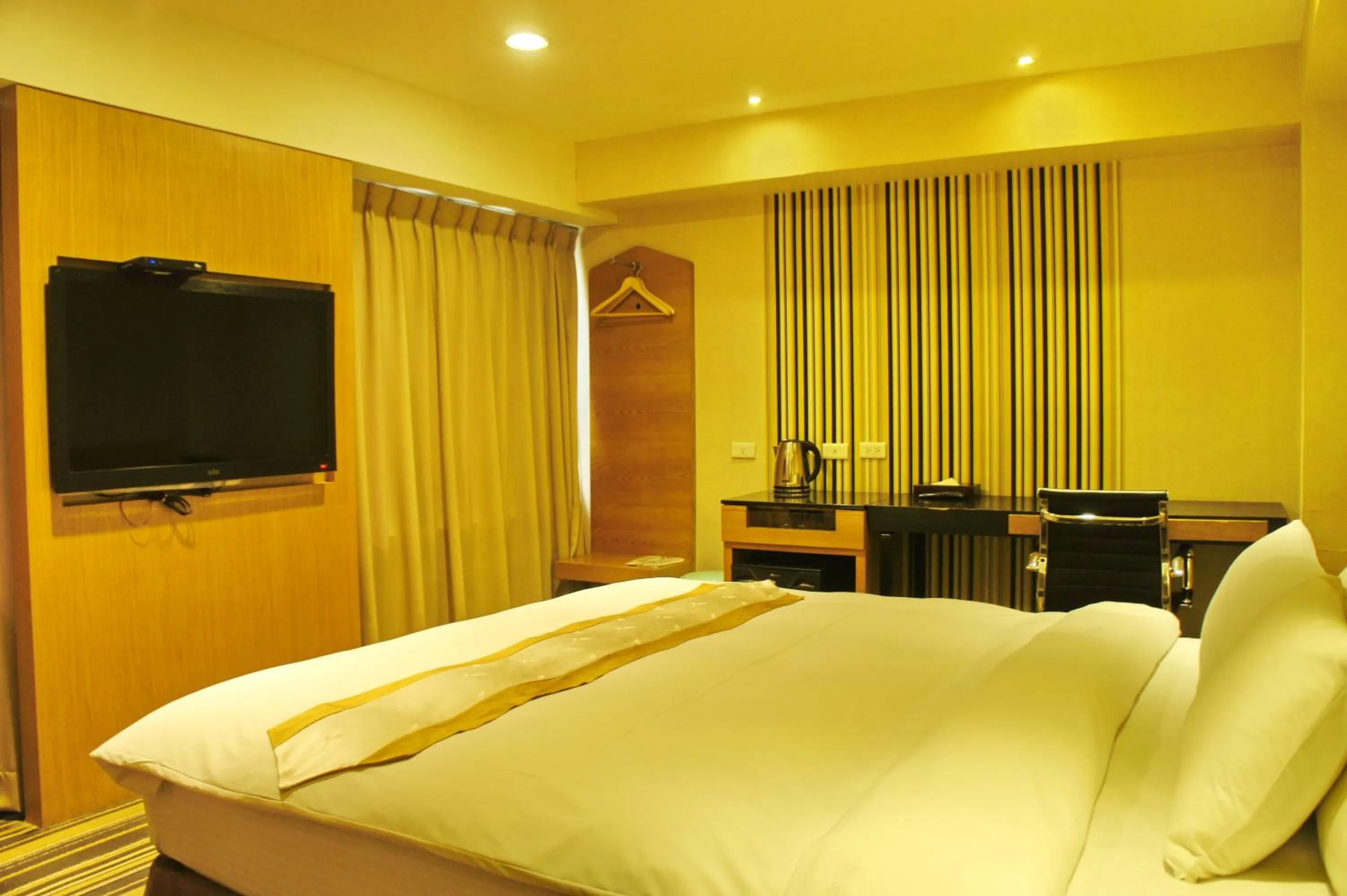 Bedroom, Bed in Country Garden Hotel