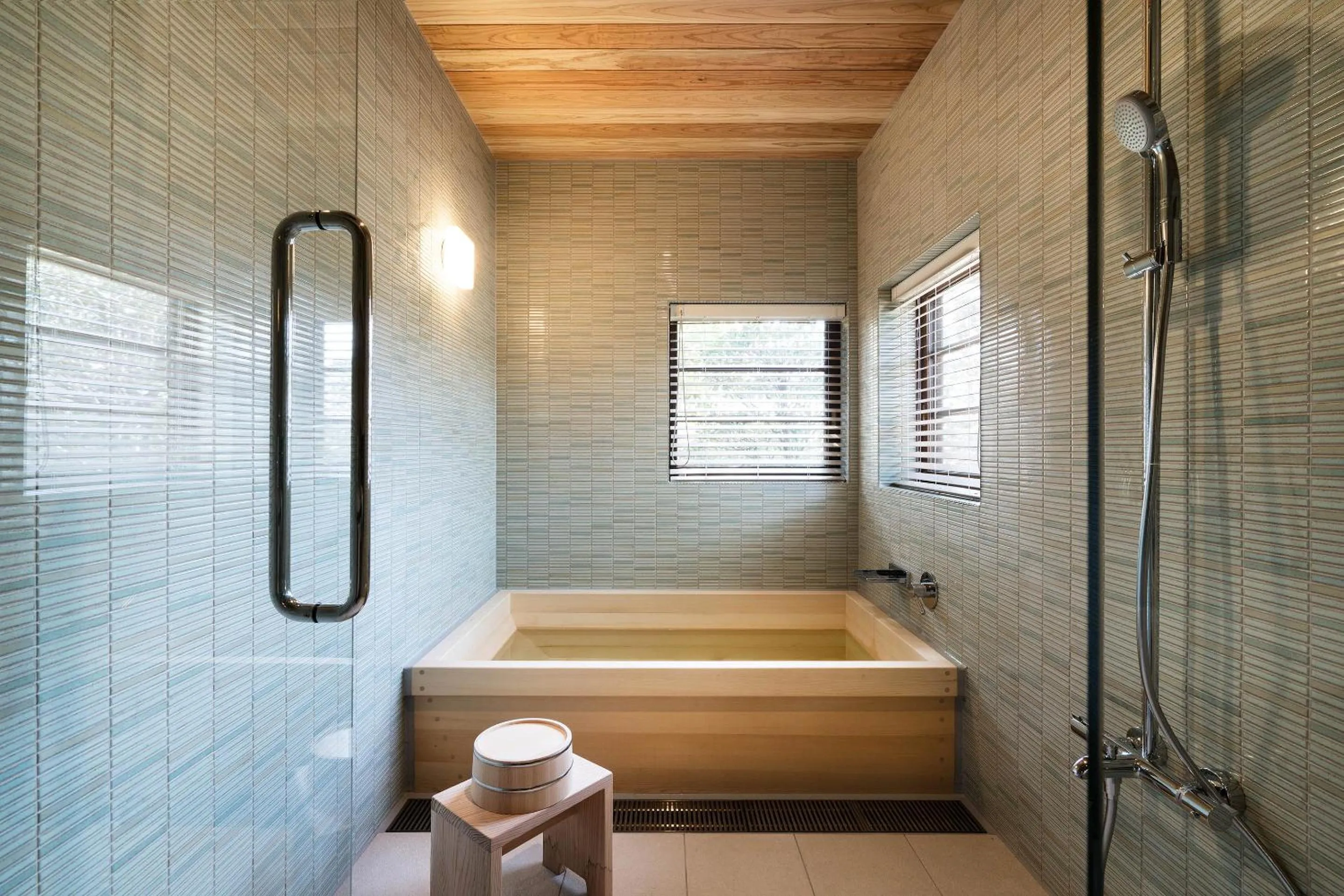 Bathroom in Kiraku Obi