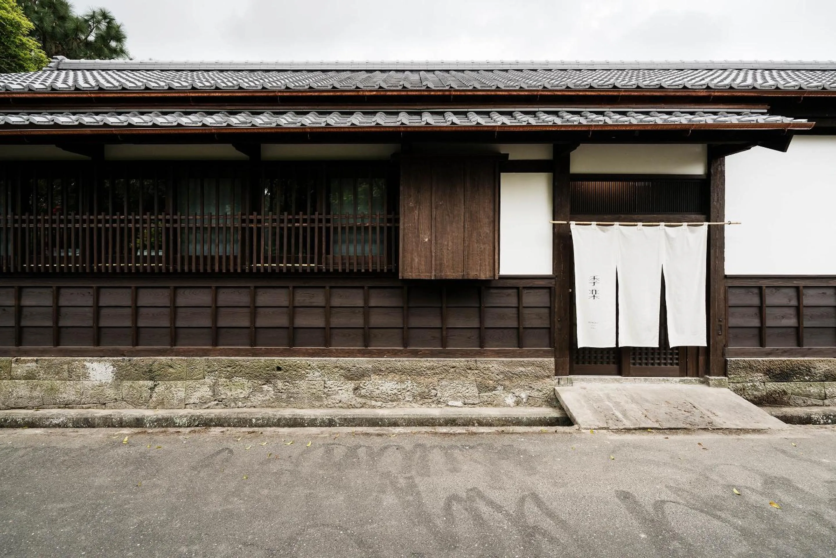Facade/entrance in Kiraku Obi