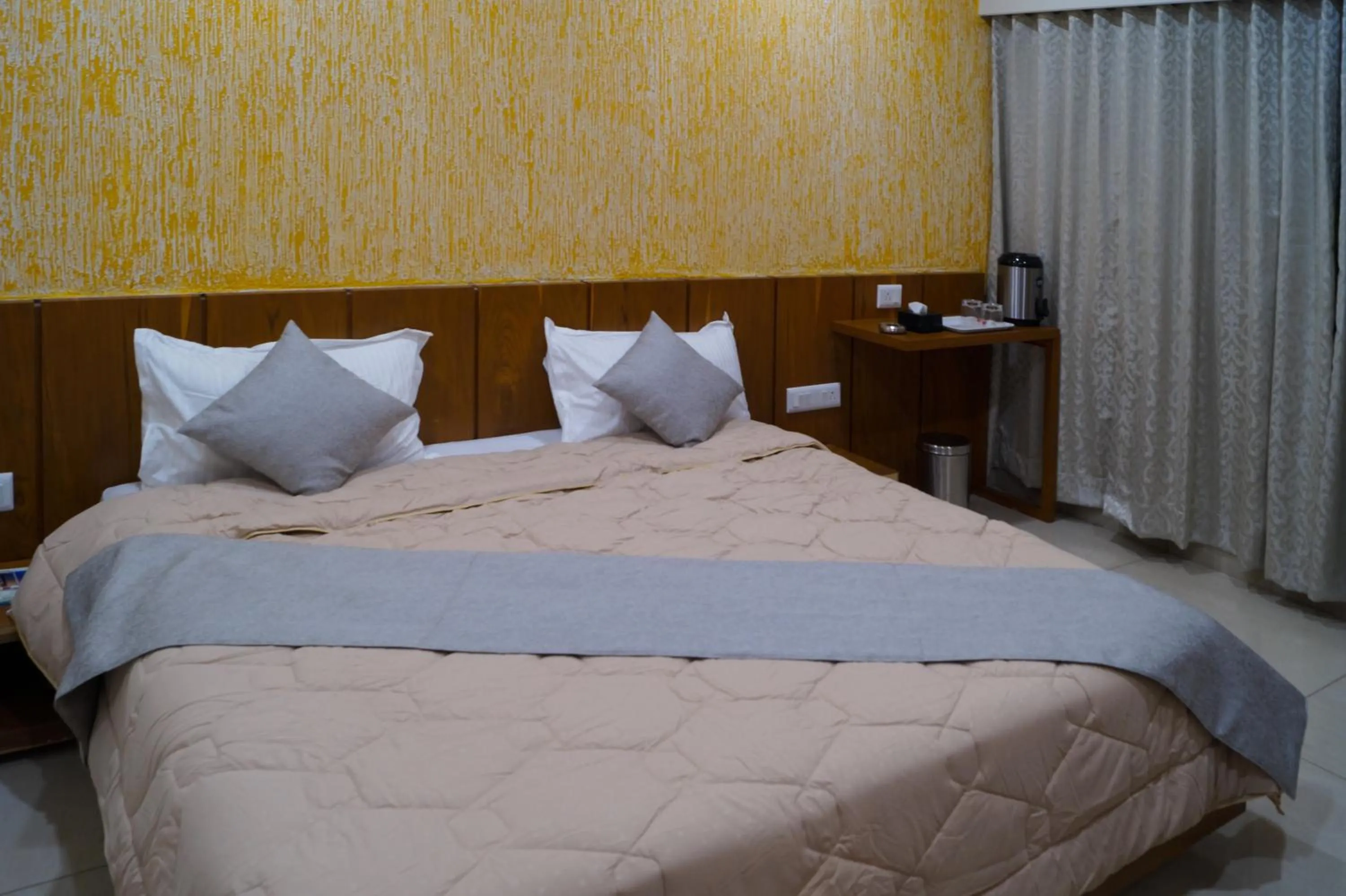 Photo of the whole room, Bed in Hotel Midtown