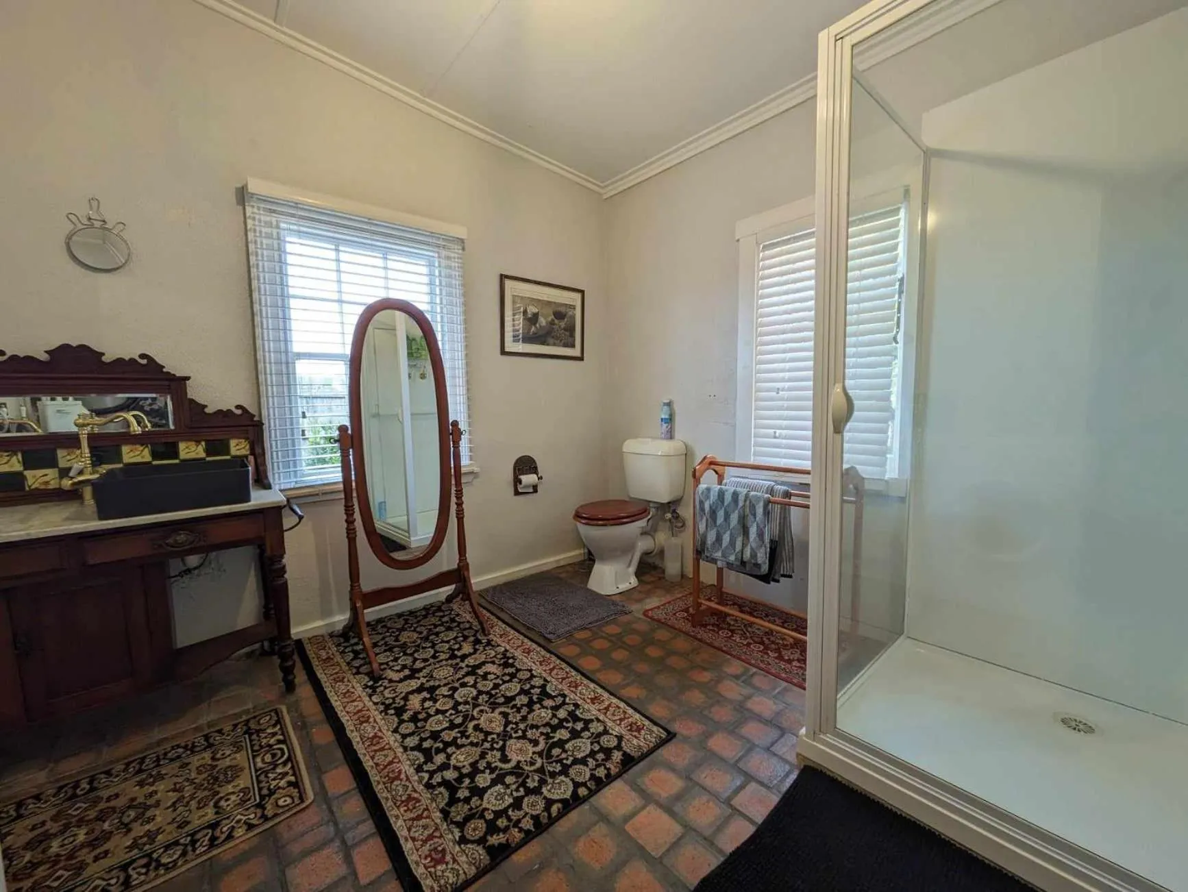 Shower, Bed in Bellamona Cottage Longford