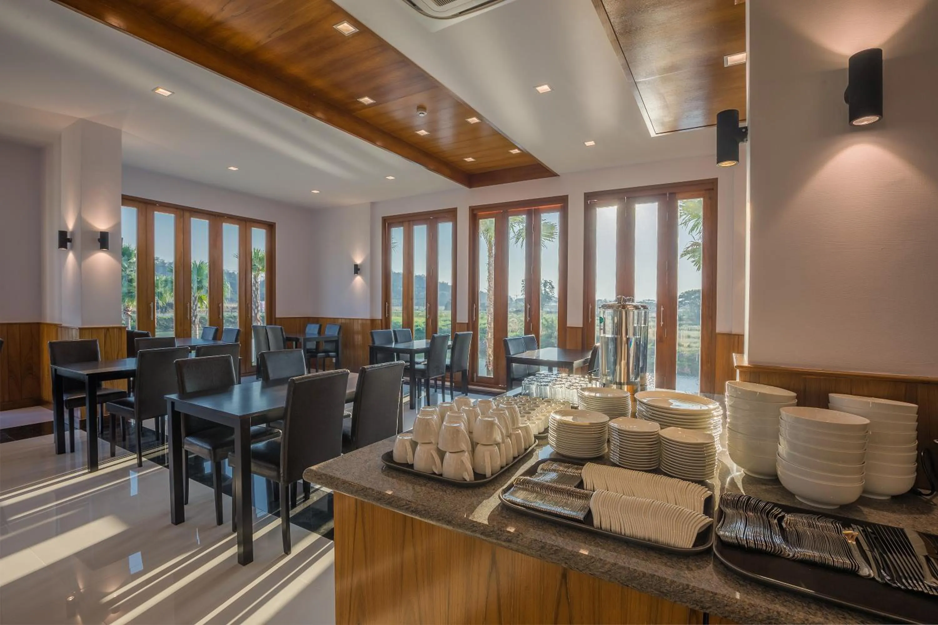 Restaurant/places to eat in Sann View Hotel