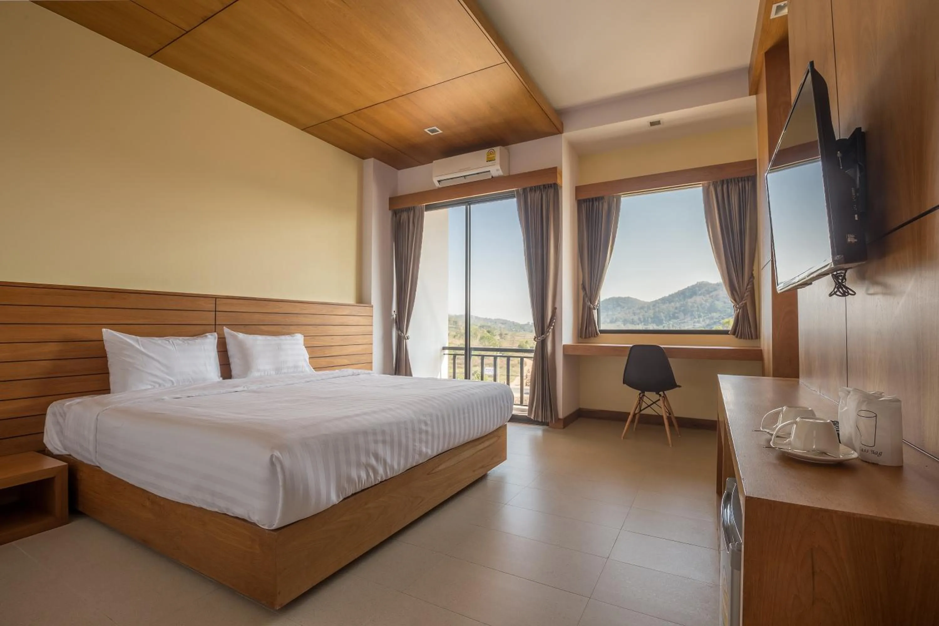 Shower, Bed in Sann View Hotel