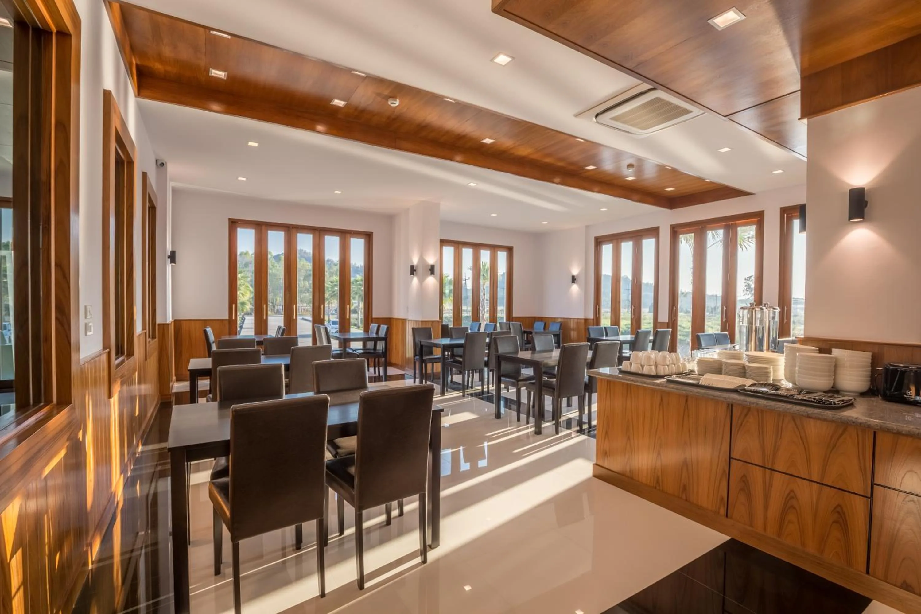 Restaurant/places to eat in Sann View Hotel